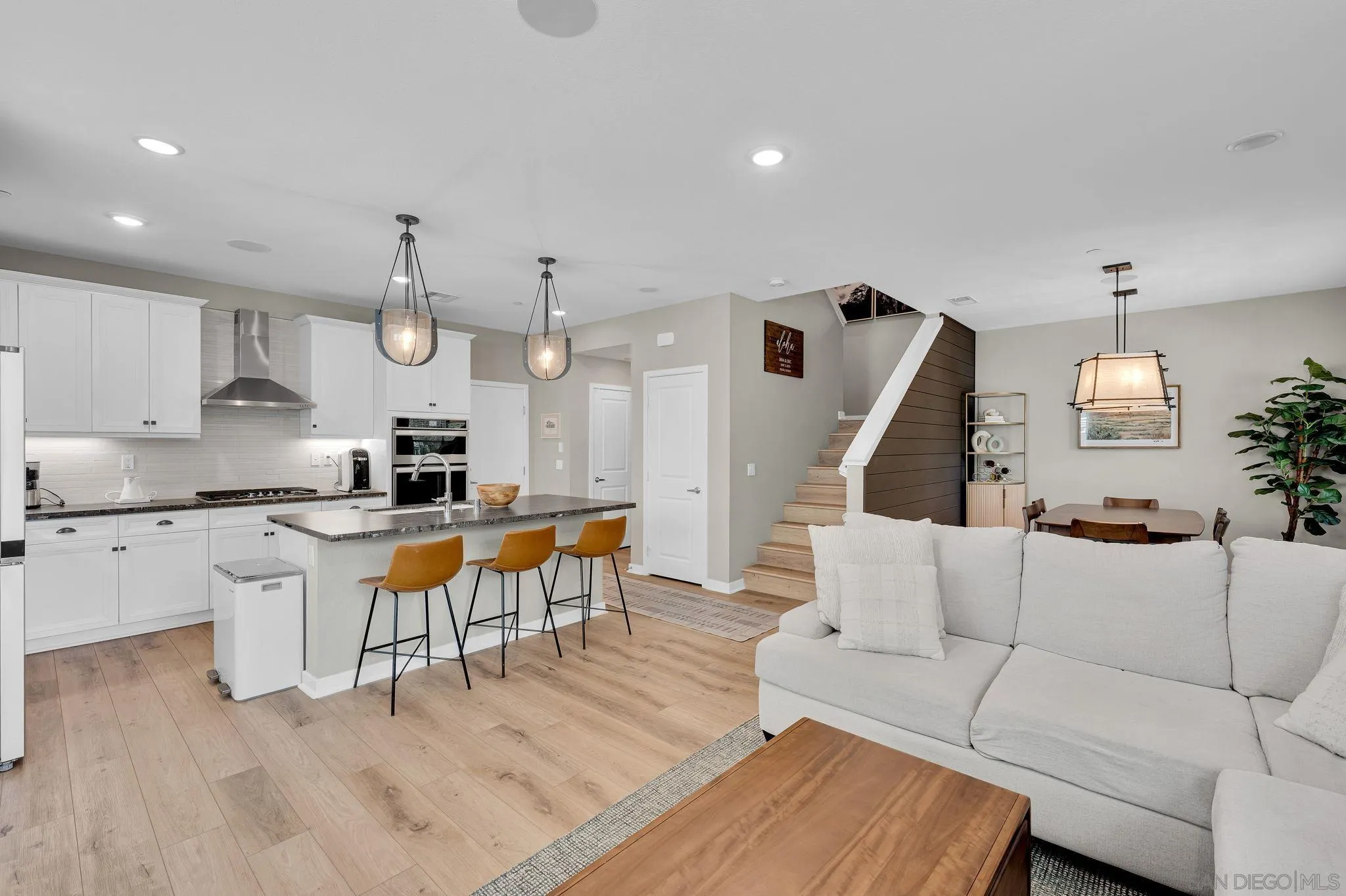 Photo #1: 260011874 Listing: Photo #1
