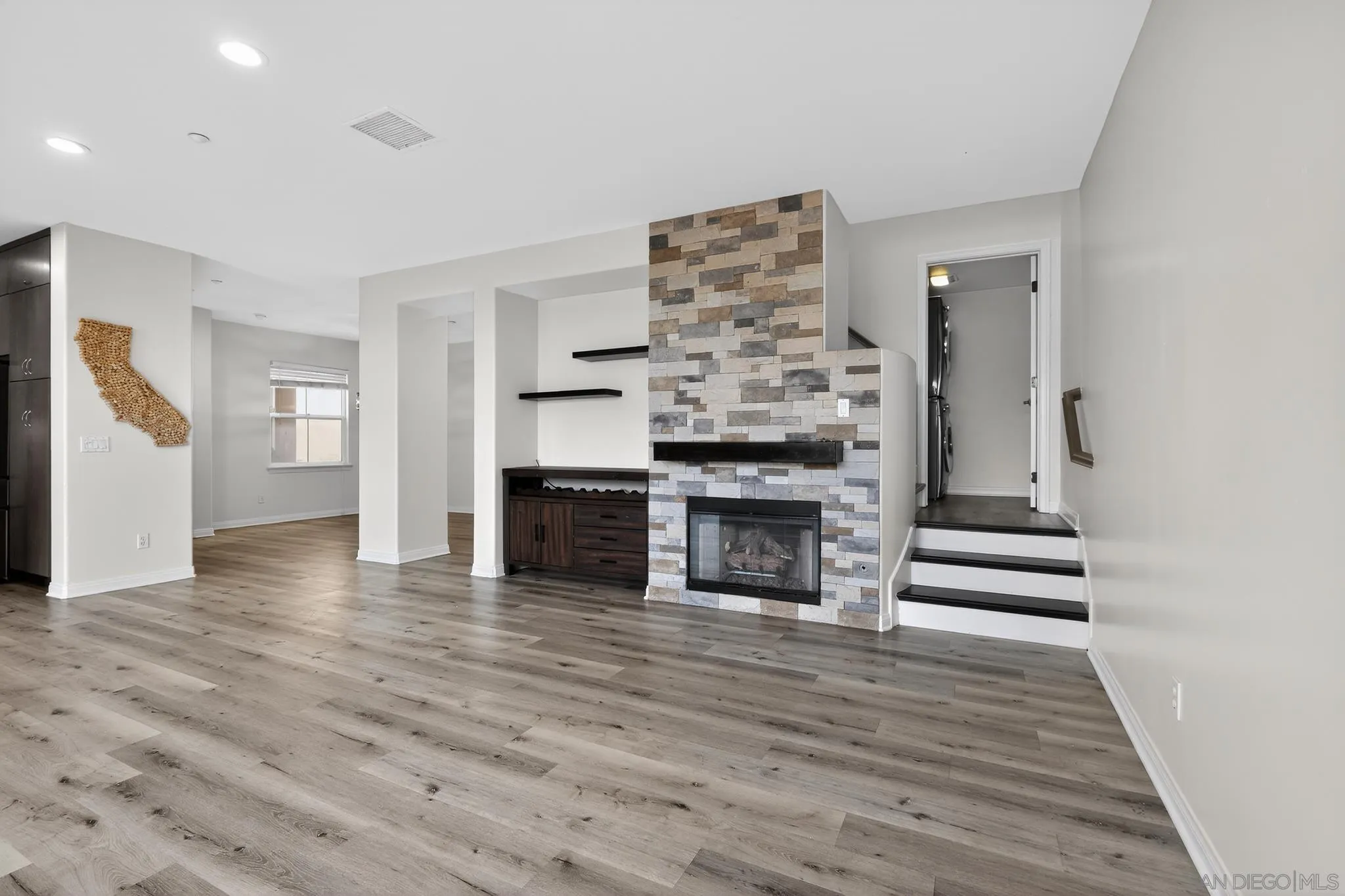 Photo #3: 260011879 Listing: Photo #3