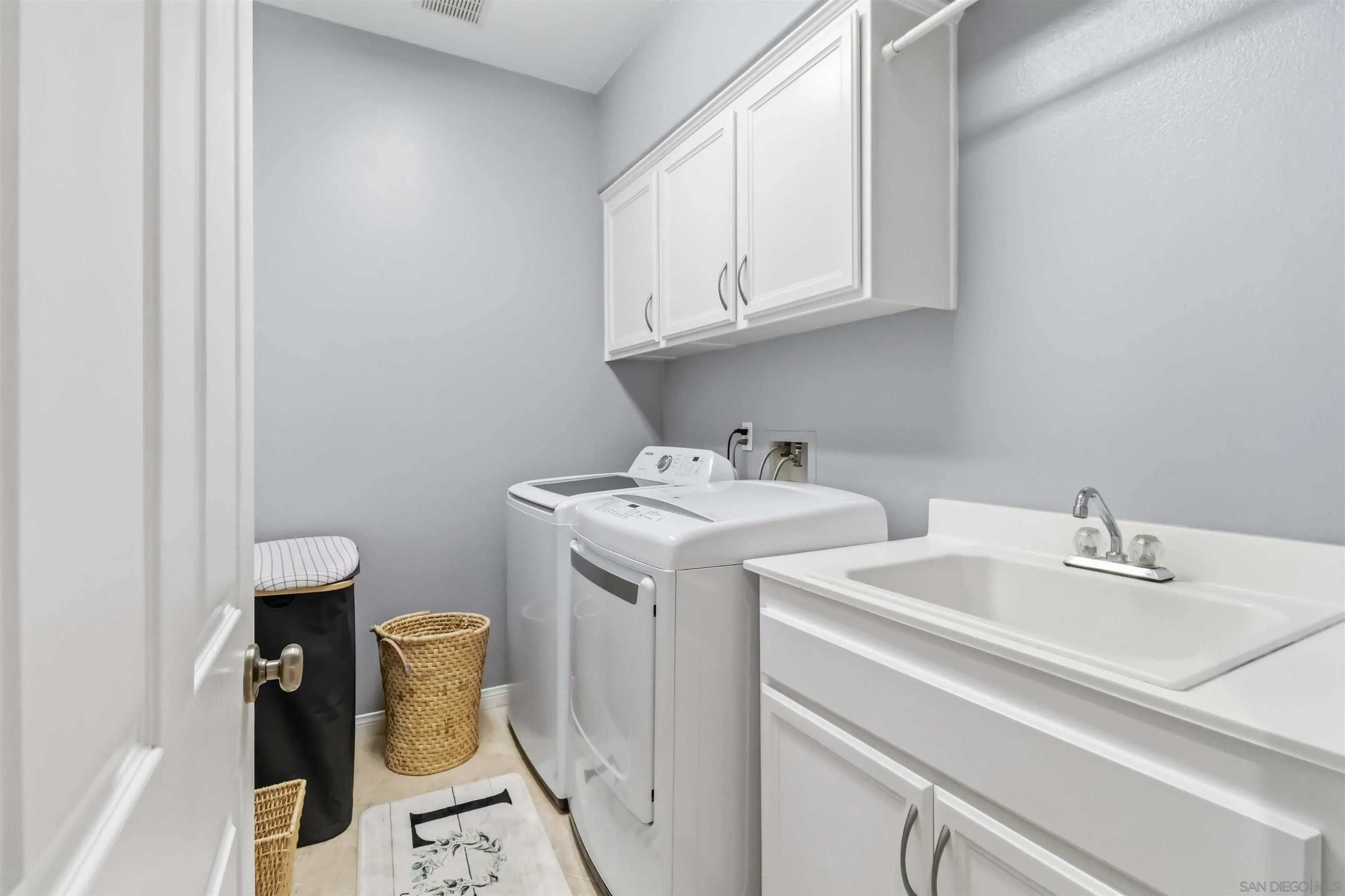 https://cdn.realtyfeed.com/cdn/127/260011907/8048ff7c77b7a4f5fb76266bd8abe6f4.webp