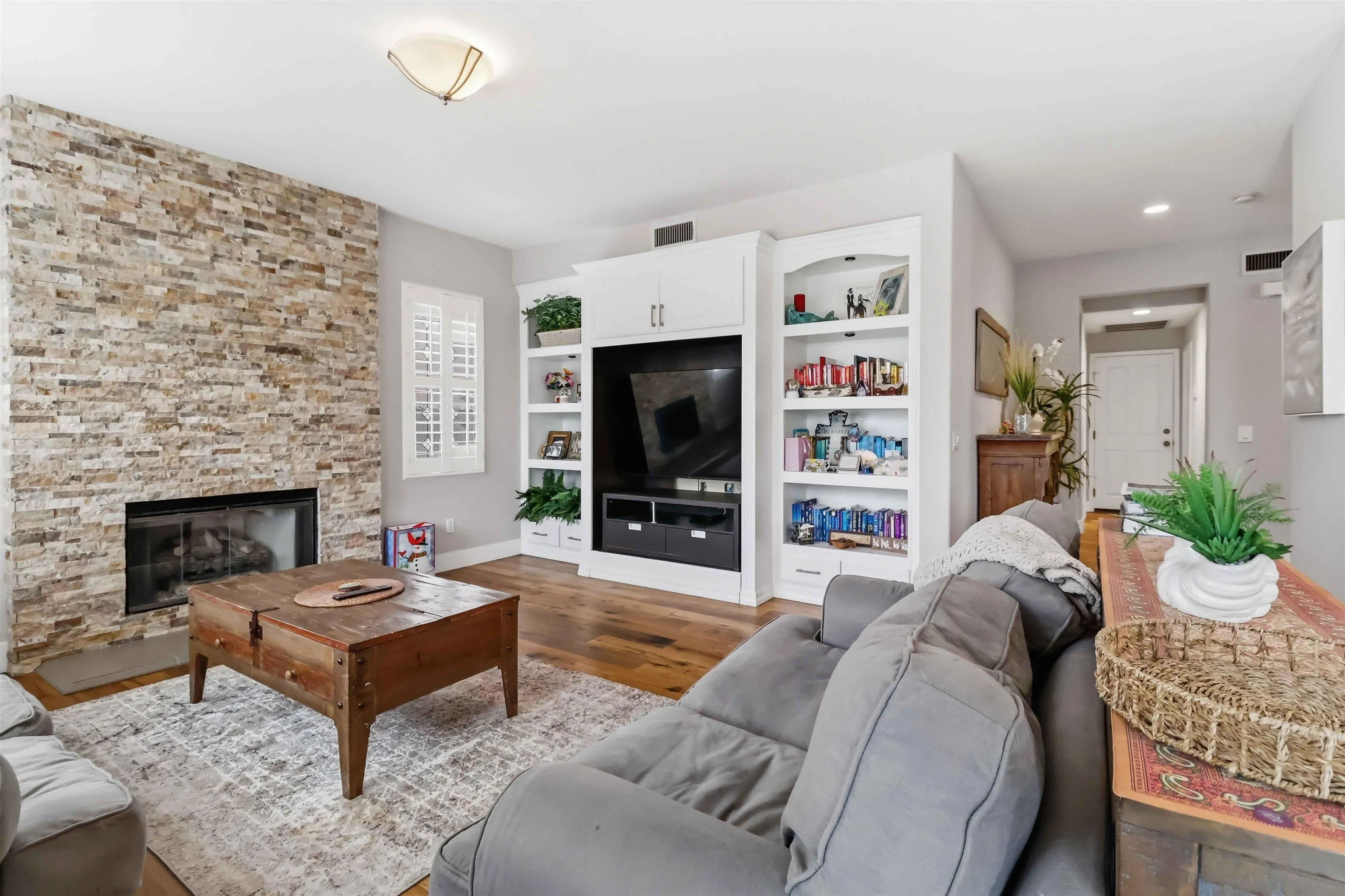 https://cdn.realtyfeed.com/cdn/127/260011907/81d1a2ea5857435781130f089cb6654d.webp