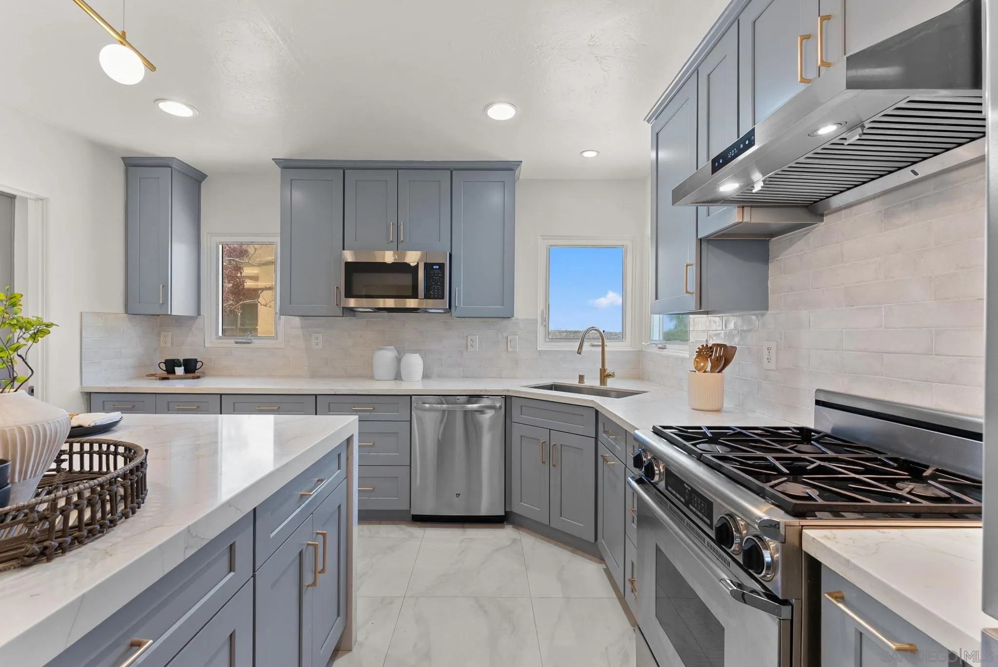 https://cdn.realtyfeed.com/cdn/127/260011908/3e64a3c8e2787538daa675220d00a9cc.webp