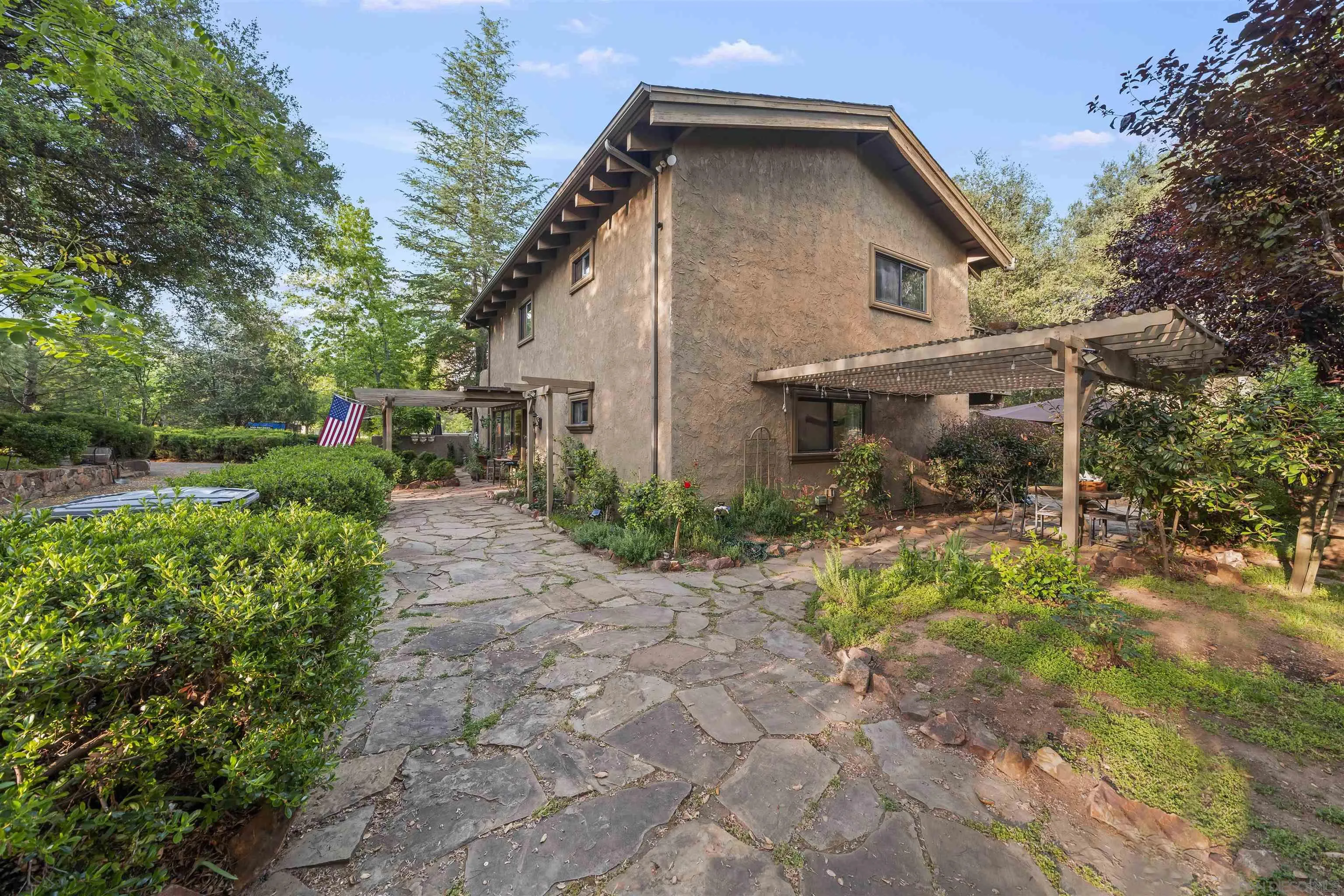 https://cdn.realtyfeed.com/cdn/127/260011917/9ac8223d03b74a736ee226580e39e302.webp