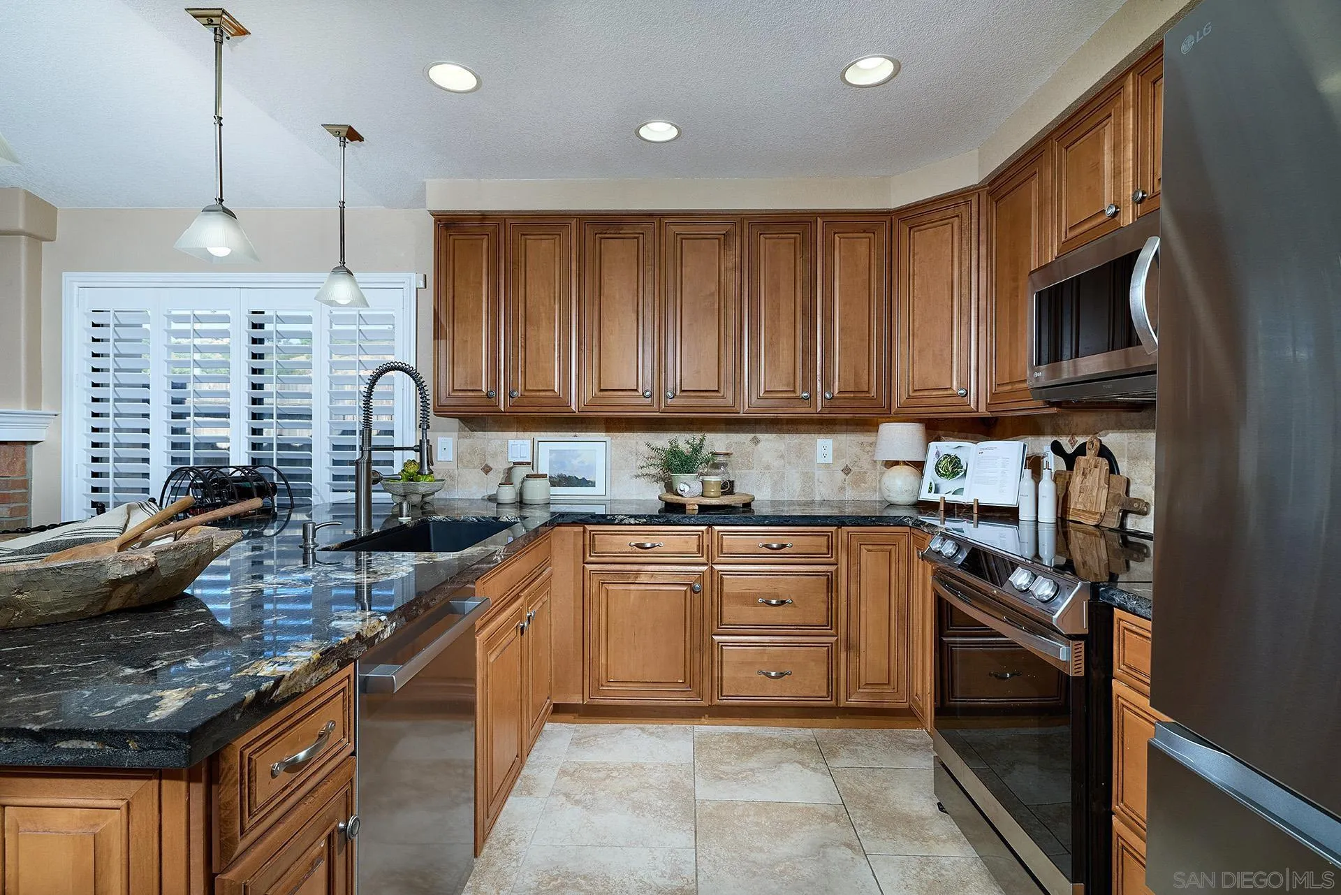 https://cdn.realtyfeed.com/cdn/127/260011937/cd4a5f74a772e2f11d356a8f1255f0cf.webp