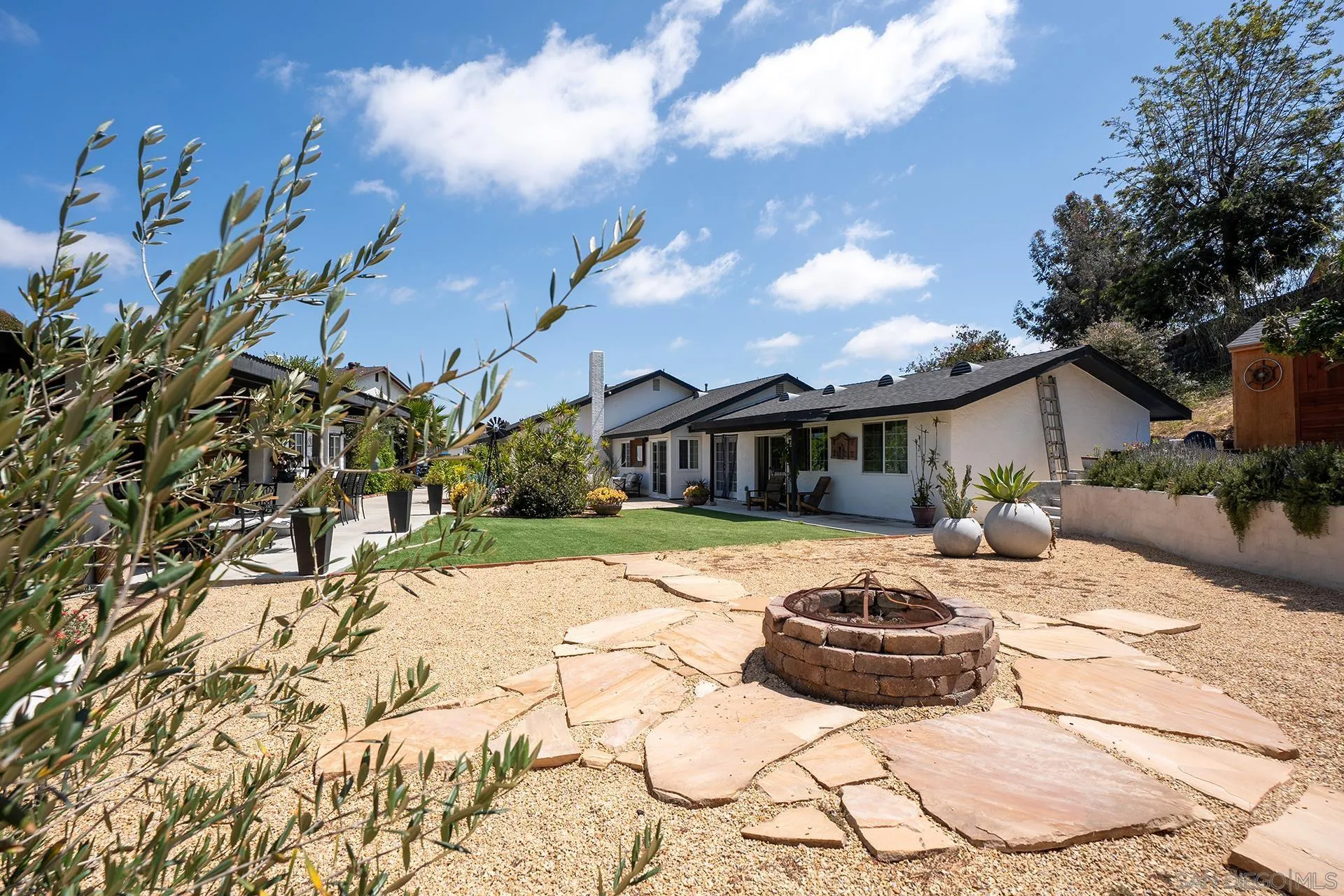 https://cdn.realtyfeed.com/cdn/127/260011953/56337390d38e3446736af853283f6f40.webp