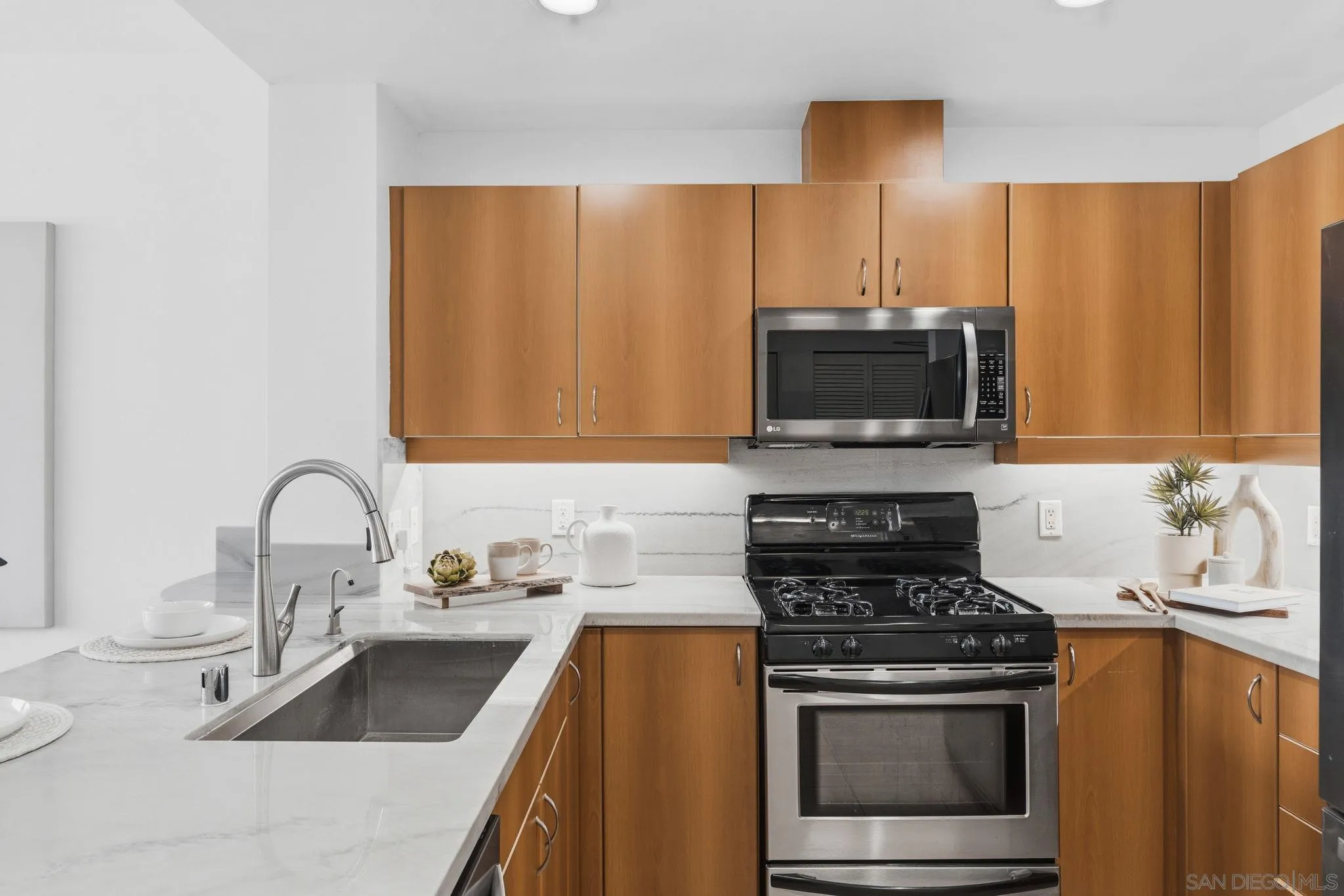 https://cdn.realtyfeed.com/cdn/127/260011966/7cc1eb13f81c8dc0e0f6f66ecf0a068d.webp