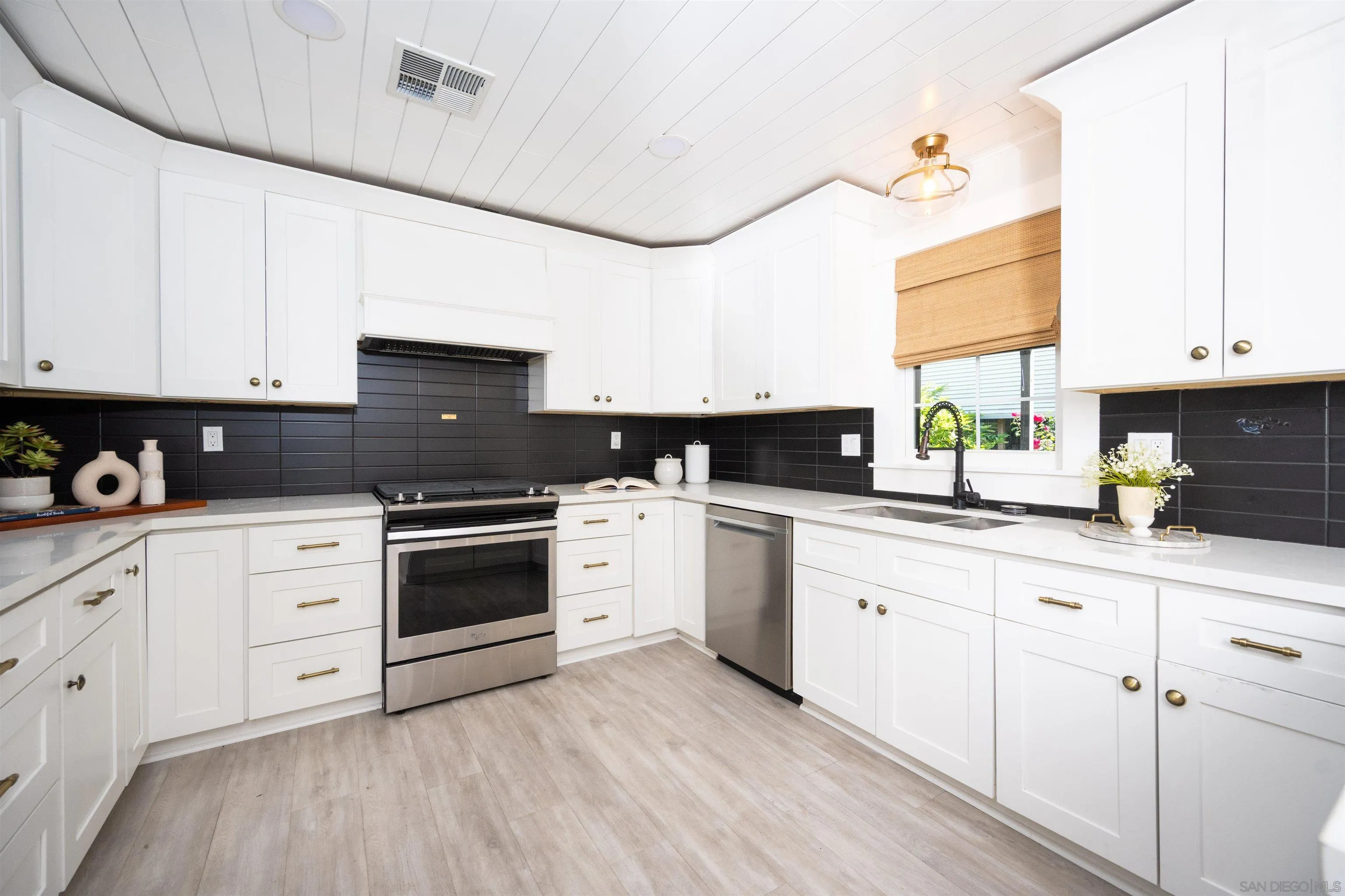 https://cdn.realtyfeed.com/cdn/127/260011968/1cc48f8911dd6f298d00f0302d1fb416.webp