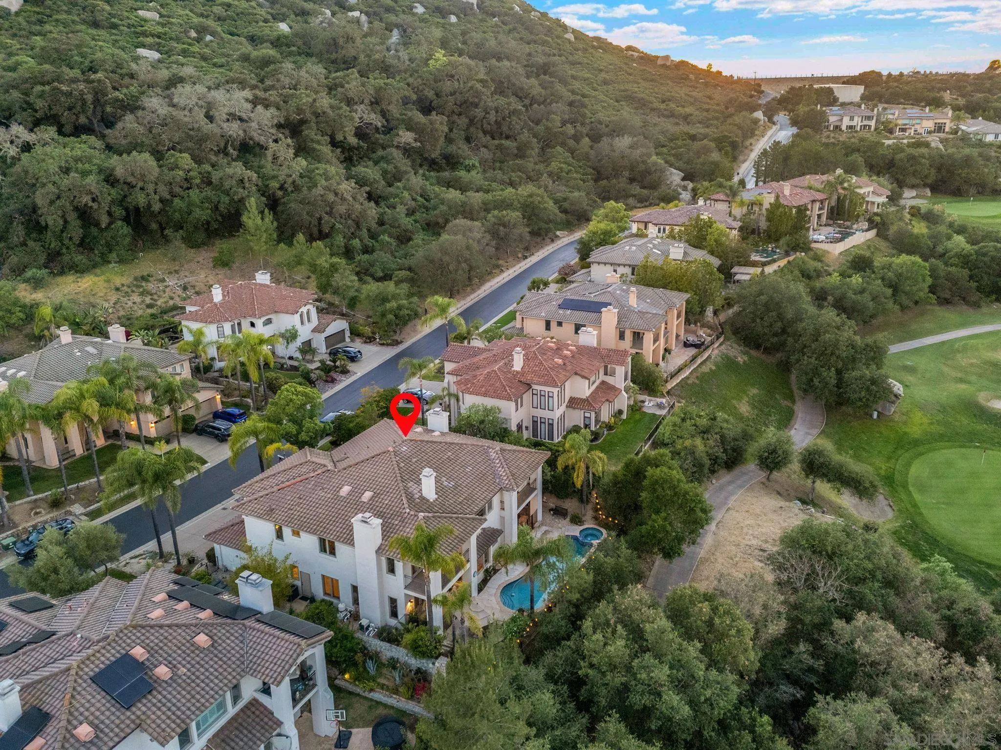 https://cdn.realtyfeed.com/cdn/127/260011984/aa2e105e70252b40b7ee23930080997f.webp