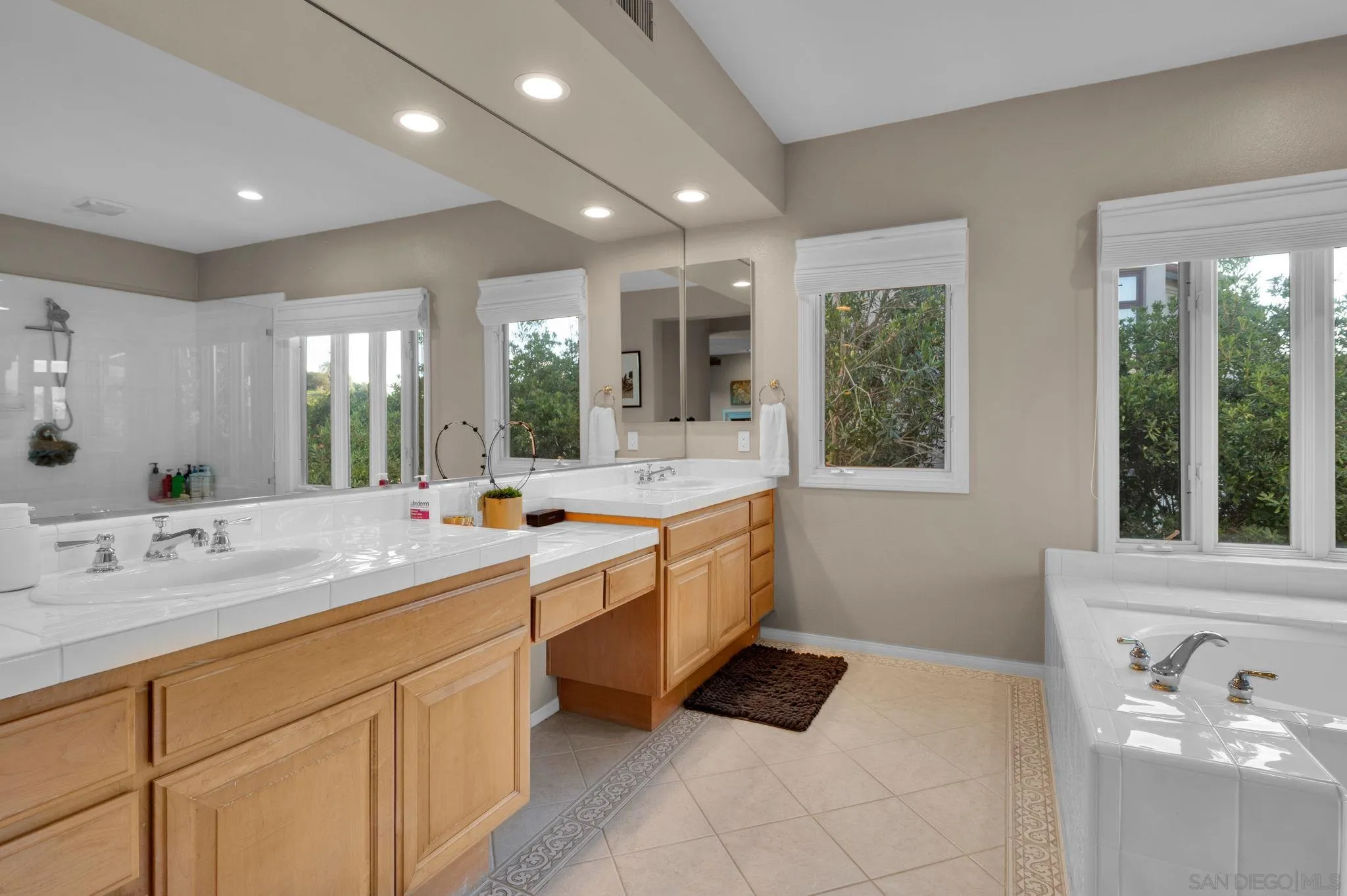https://cdn.realtyfeed.com/cdn/127/260011984/cad05126818655ced14fb52fbbbdf1b9.webp