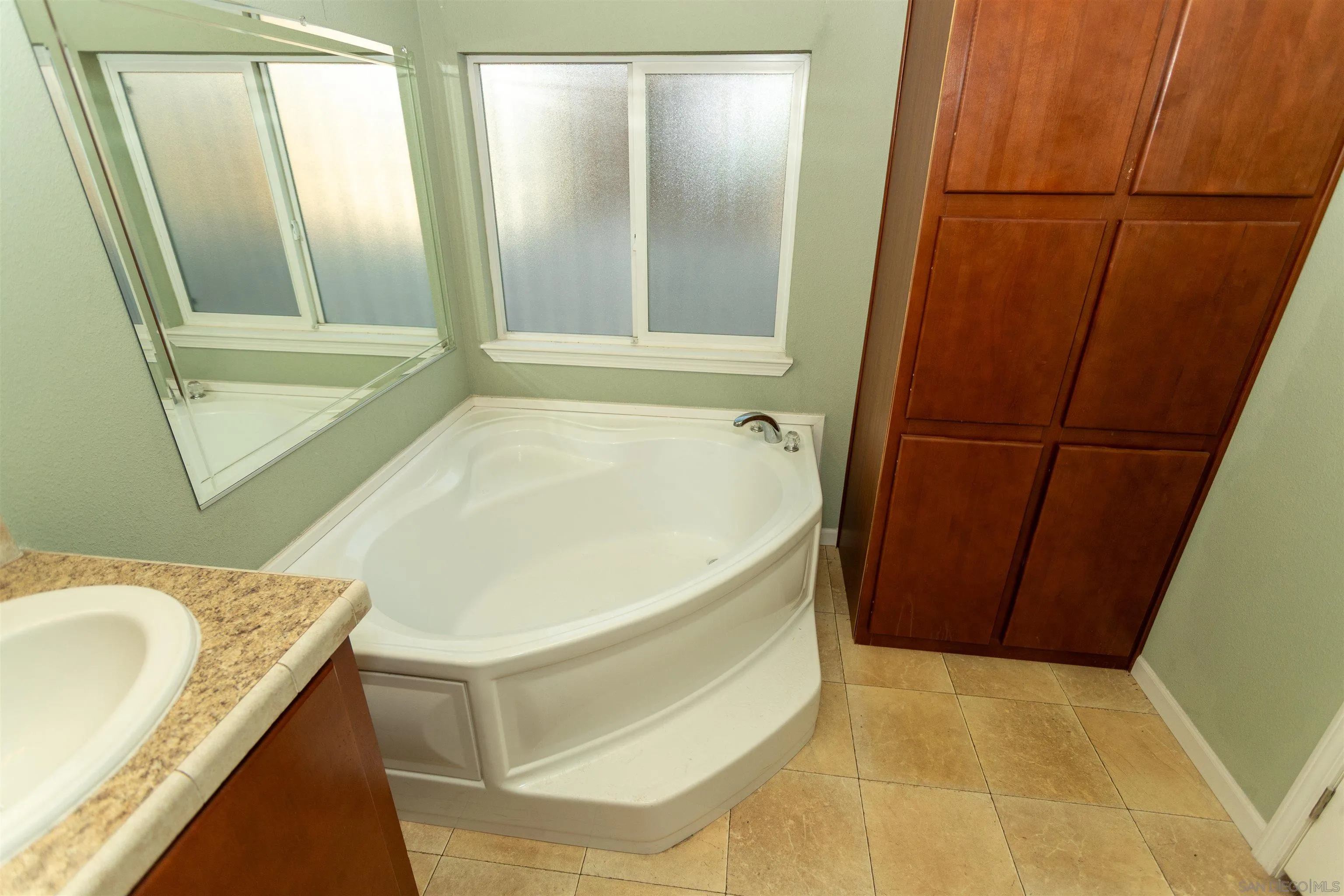 https://cdn.realtyfeed.com/cdn/127/260012014/332d87a510215e13046934da92a497fe.webp
