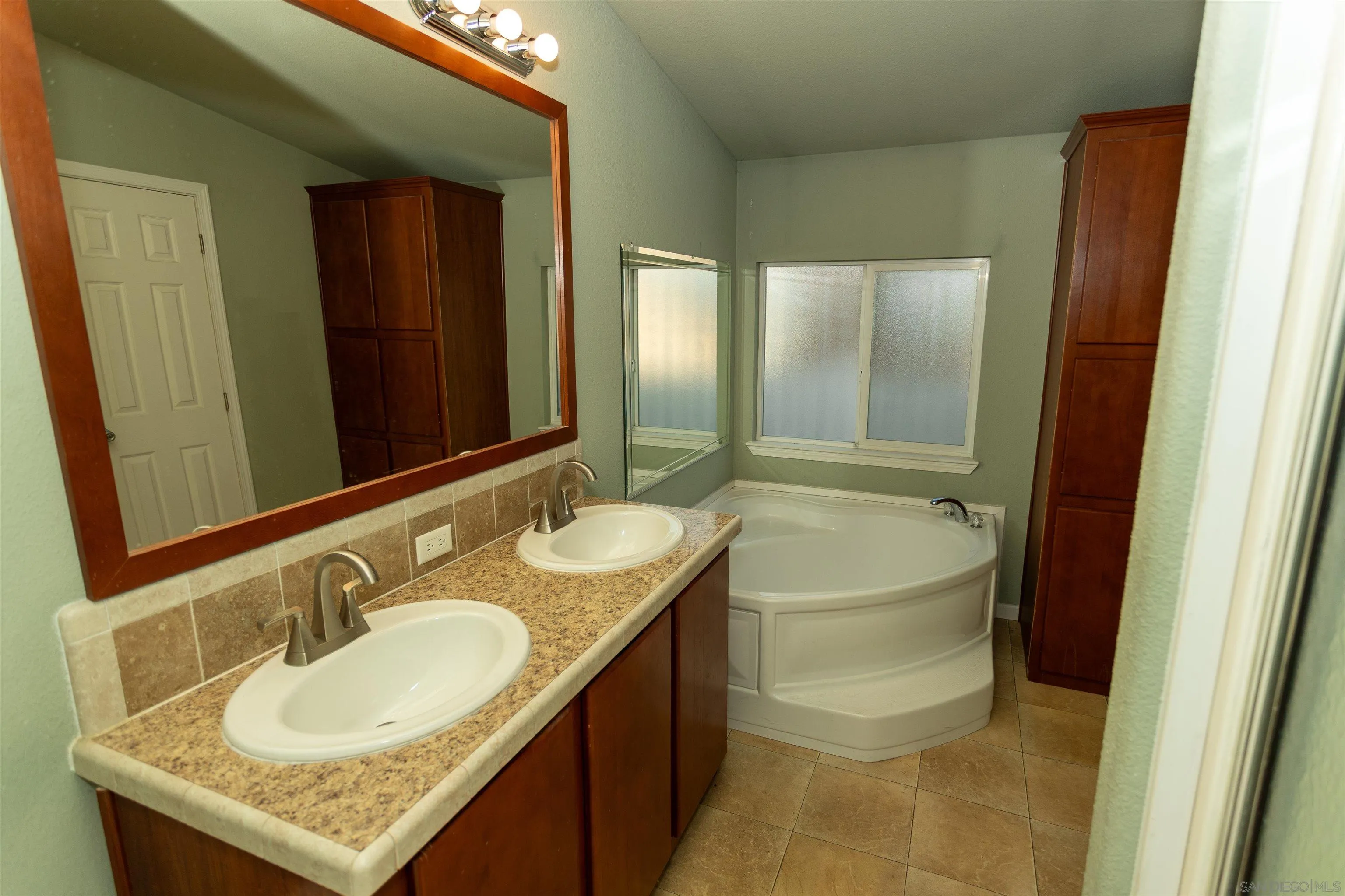 https://cdn.realtyfeed.com/cdn/127/260012014/4e4de528a615a915c5787b2a9ebcc93b.webp