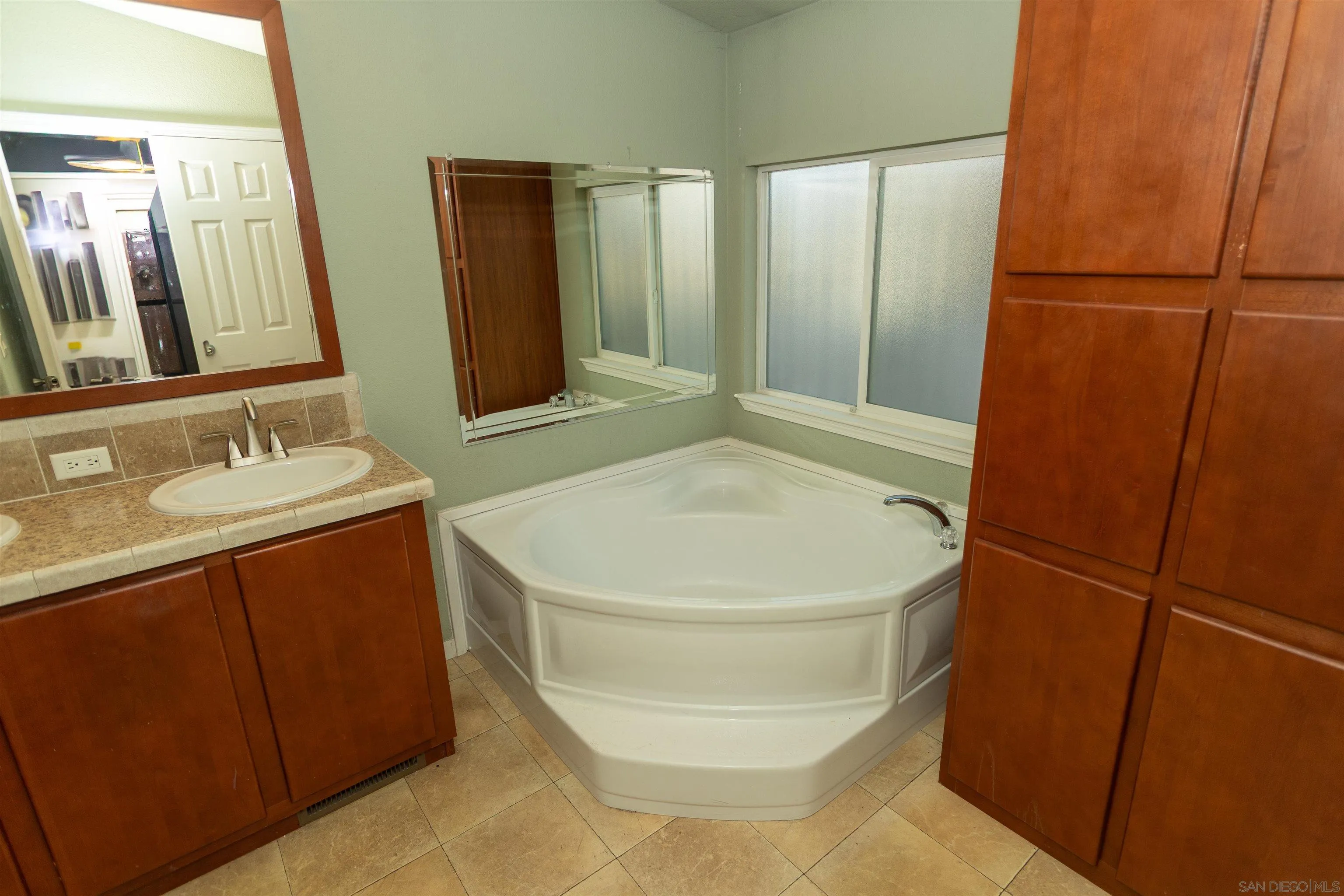 https://cdn.realtyfeed.com/cdn/127/260012014/a18d13d5587ce49472d1acde2a8f9e13.webp