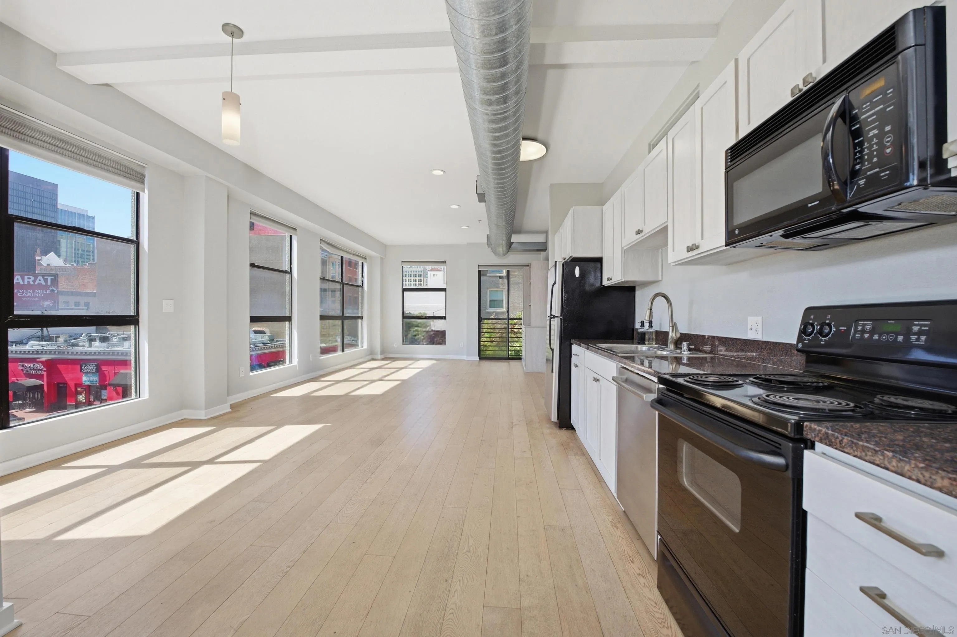 https://cdn.realtyfeed.com/cdn/127/260012030/6abaece9268784b9271c859b6dedc810.webp
