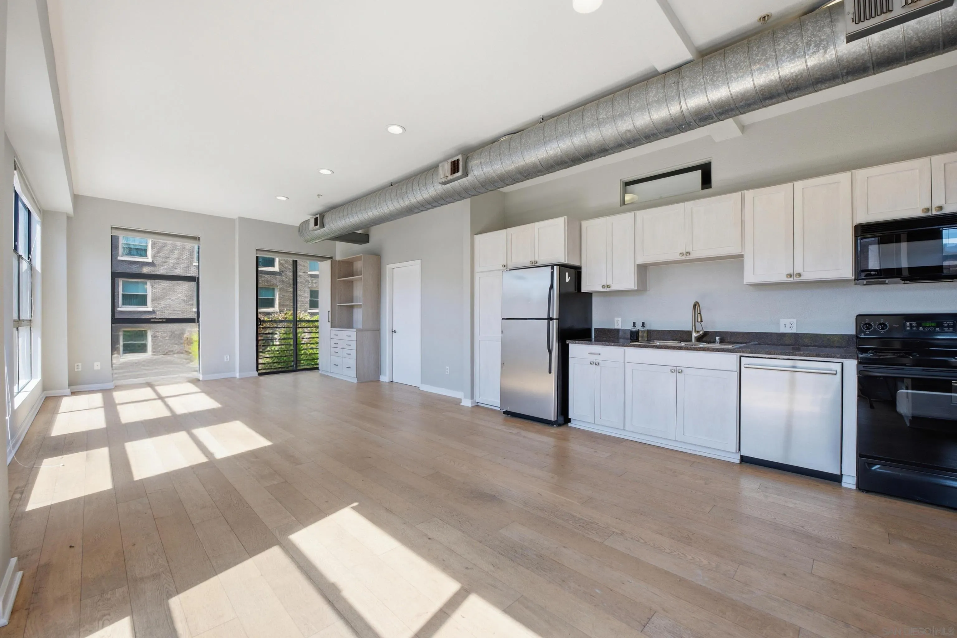 https://cdn.realtyfeed.com/cdn/127/260012030/8f86f85a70890e83d18b555acc3d068c.webp