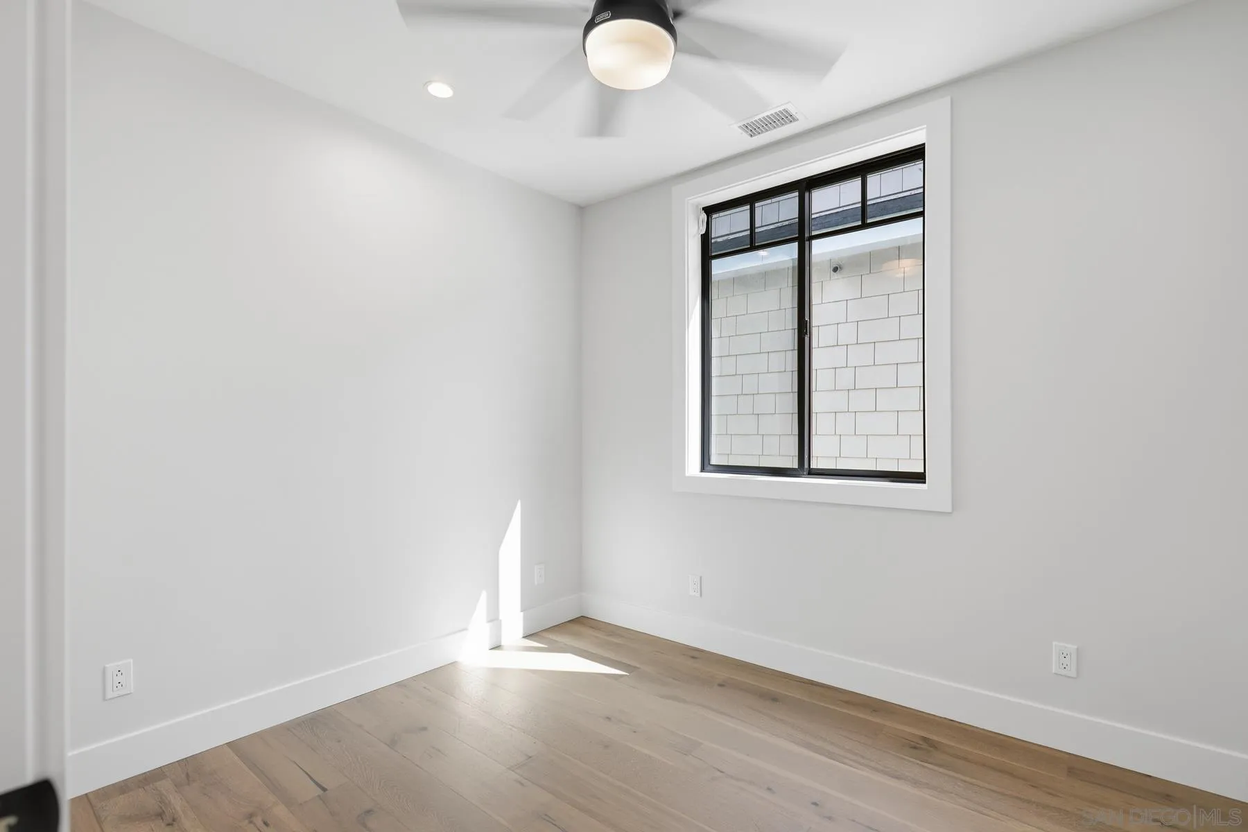 https://cdn.realtyfeed.com/cdn/127/260012043/26cf716401ed3b0d7da3c5a156d2fb72.webp