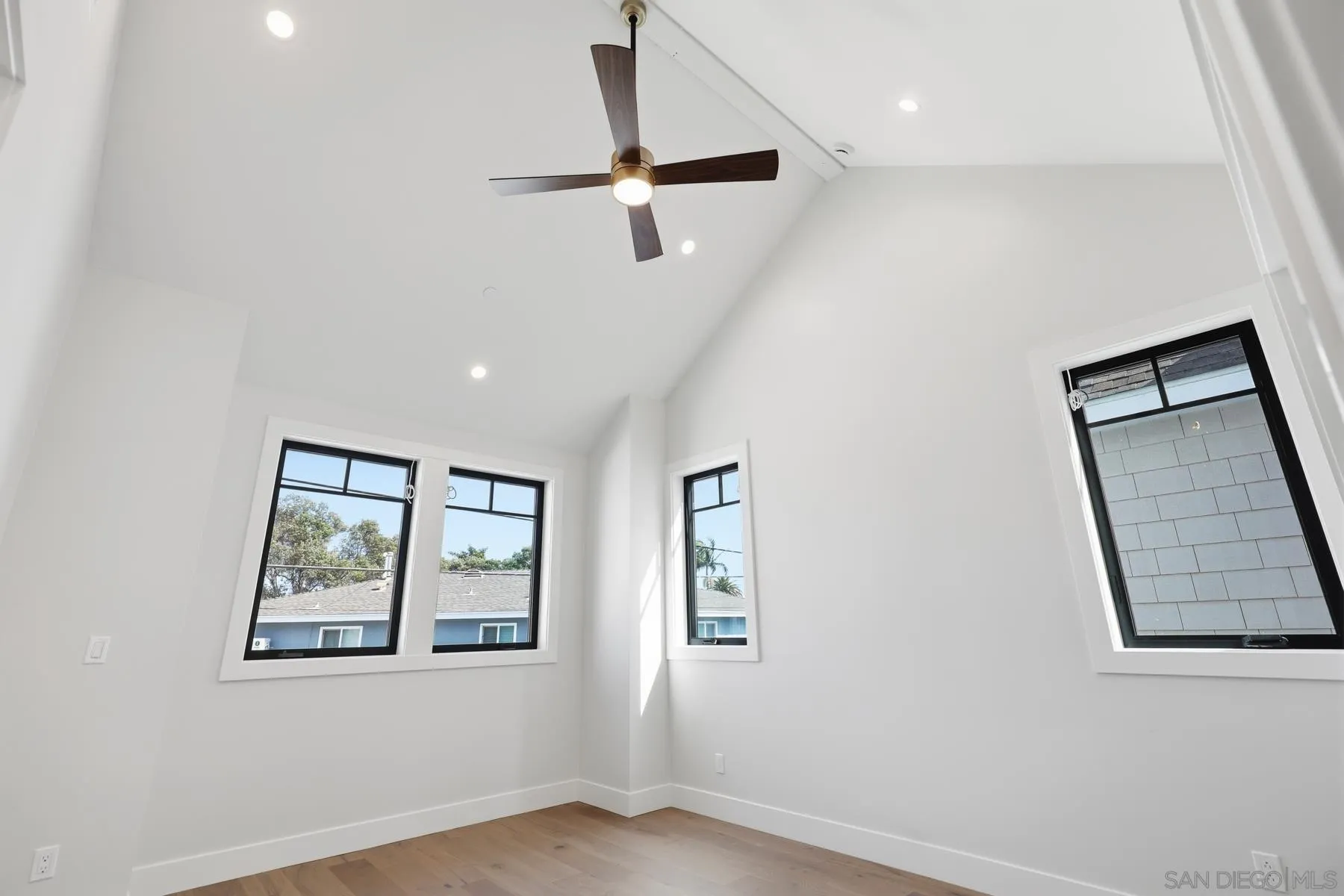 https://cdn.realtyfeed.com/cdn/127/260012043/37e273b8bdcc76d6056930c164abb054.webp