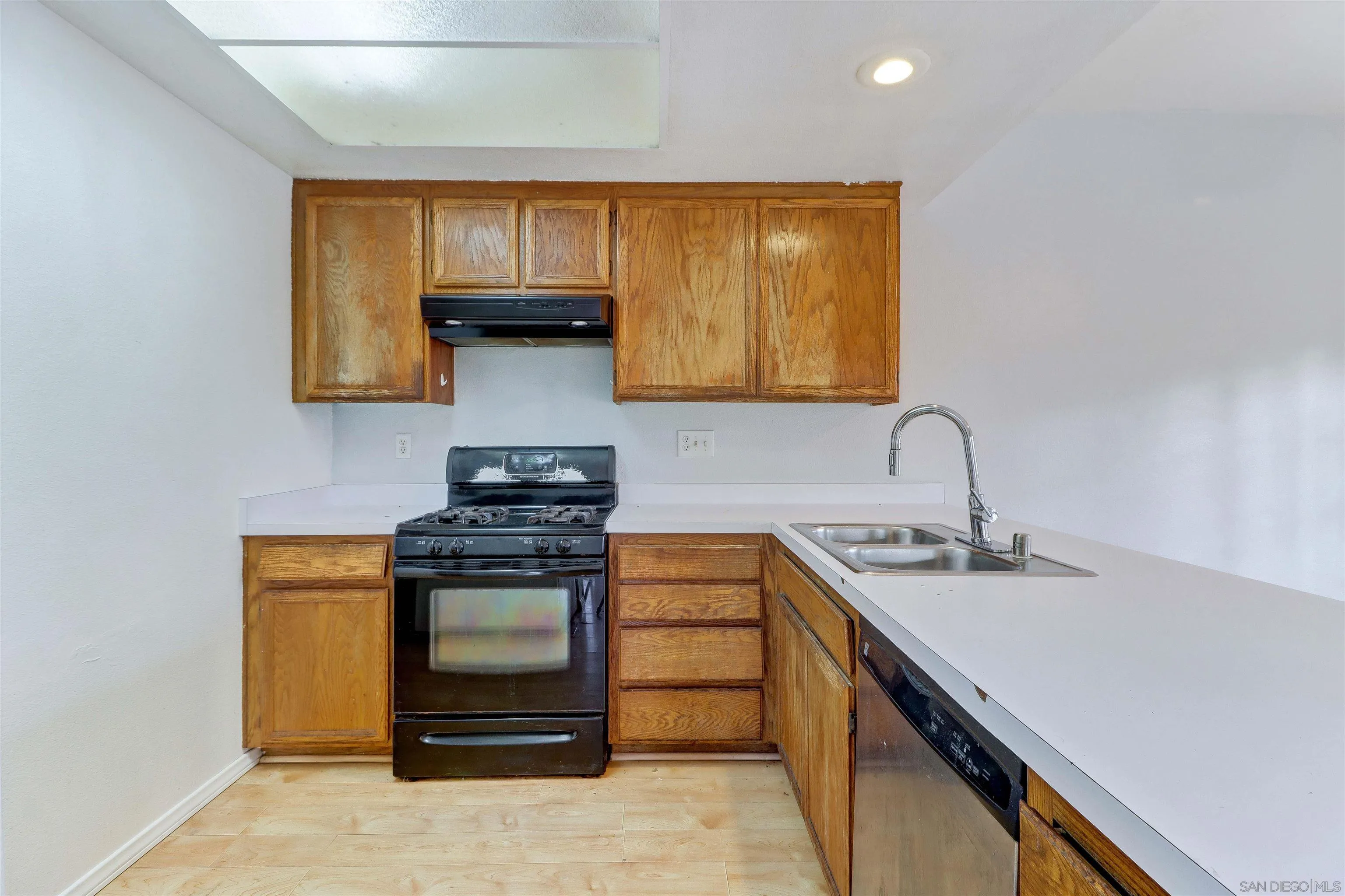 https://cdn.realtyfeed.com/cdn/127/260012047/e47d7b6926a5d6b7d17984df00dee750.webp