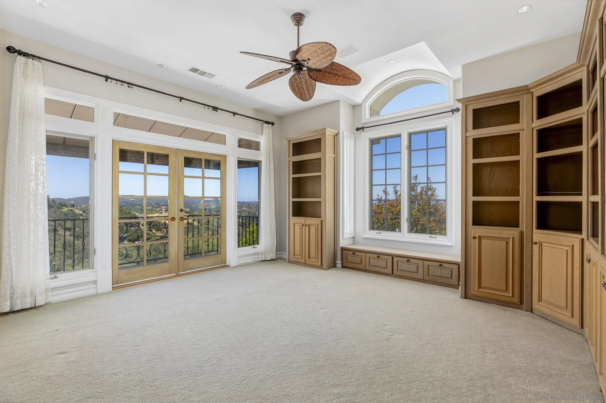 https://cdn.realtyfeed.com/cdn/127/260012051/a68f263ca0d4a8334085b4adc76ca94c.webp