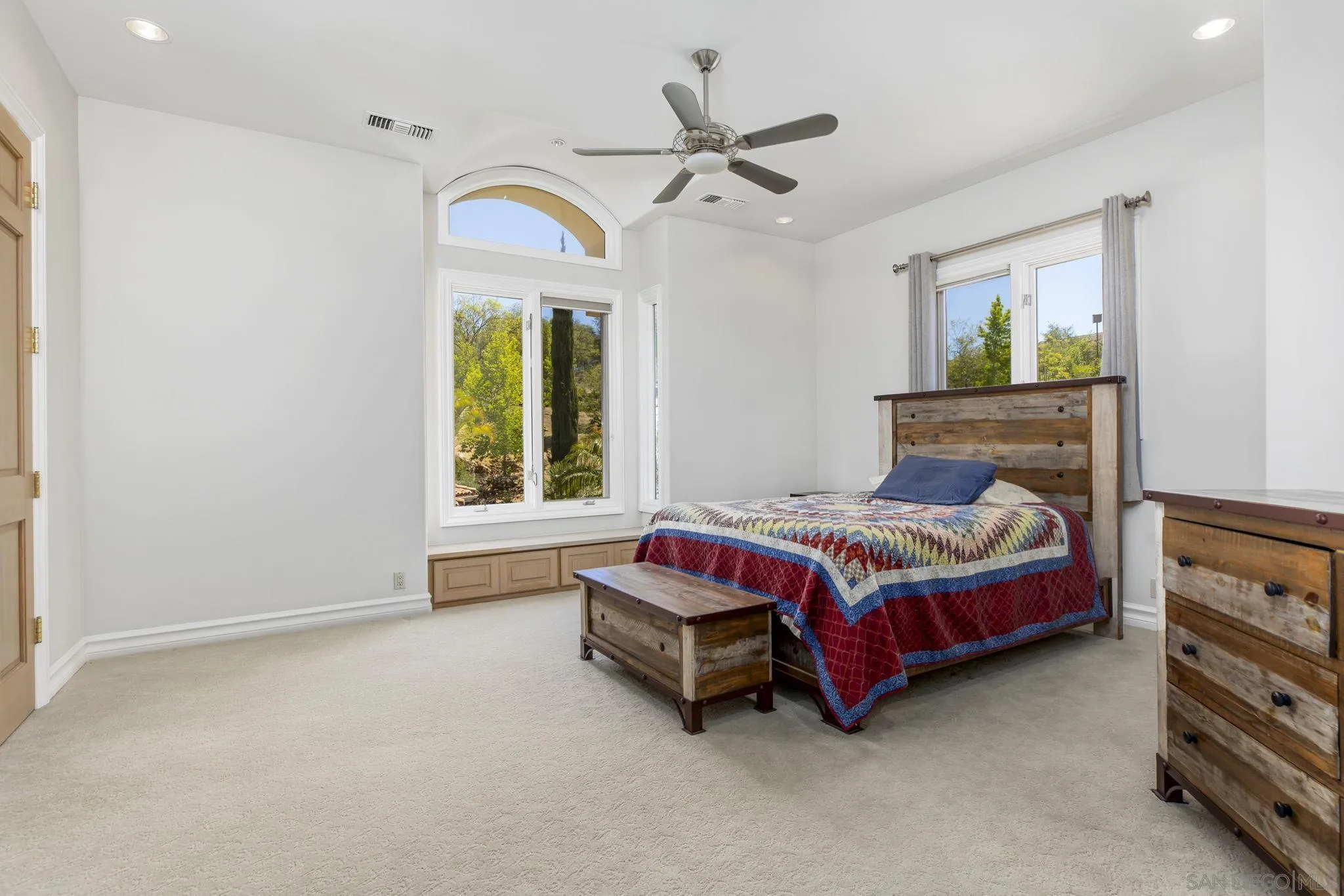 https://cdn.realtyfeed.com/cdn/127/260012051/d81943d56cf72bda3e2ef02800da79f8.webp
