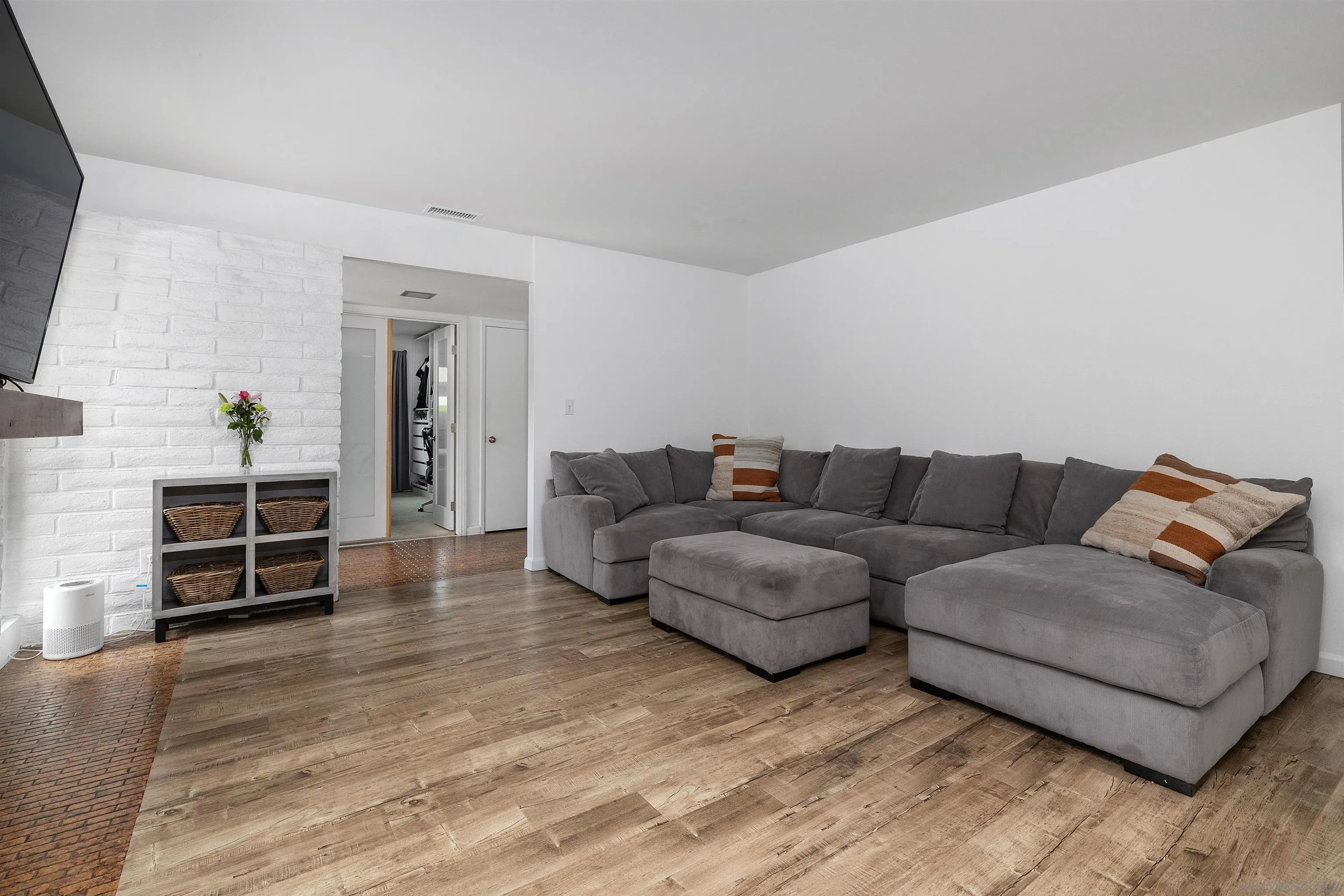 https://cdn.realtyfeed.com/cdn/127/260012052/043e24cc0b4e2287af40e0cf87bbf2e7.webp