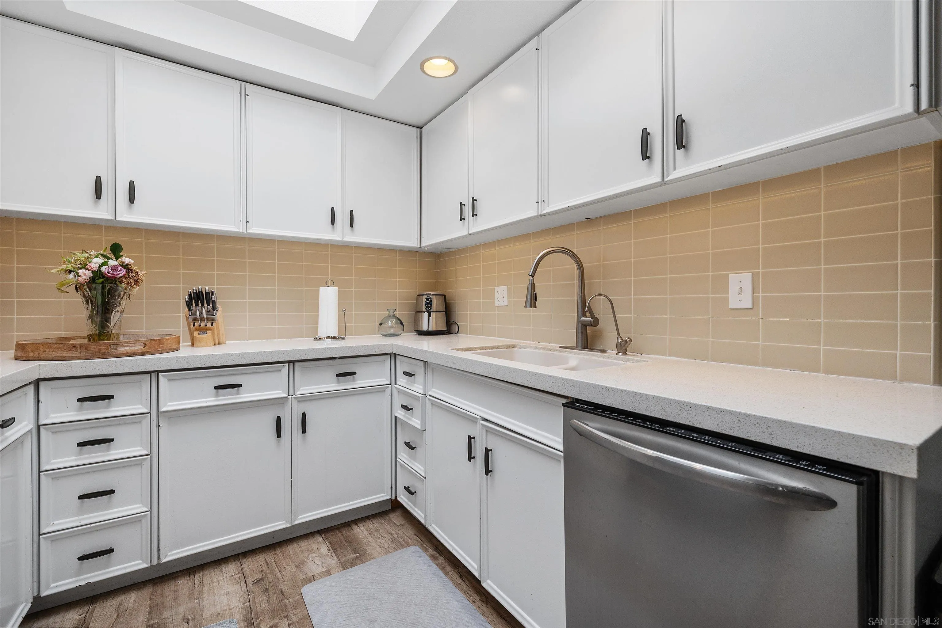 https://cdn.realtyfeed.com/cdn/127/260012052/5a29c51b3f0e4ebd383cdf2c2a9edb6f.webp