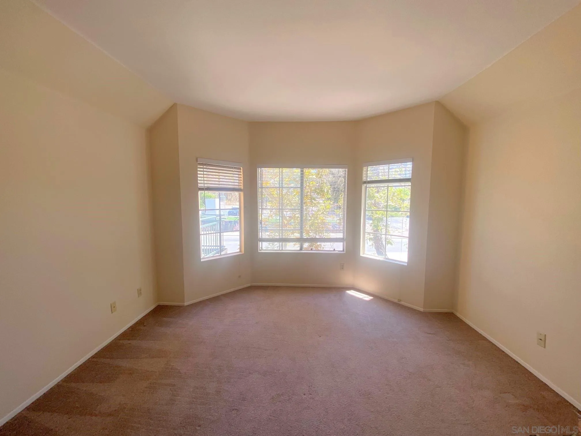 https://cdn.realtyfeed.com/cdn/127/260012066/a187fae788267d2f2f707f381b337fa9.webp