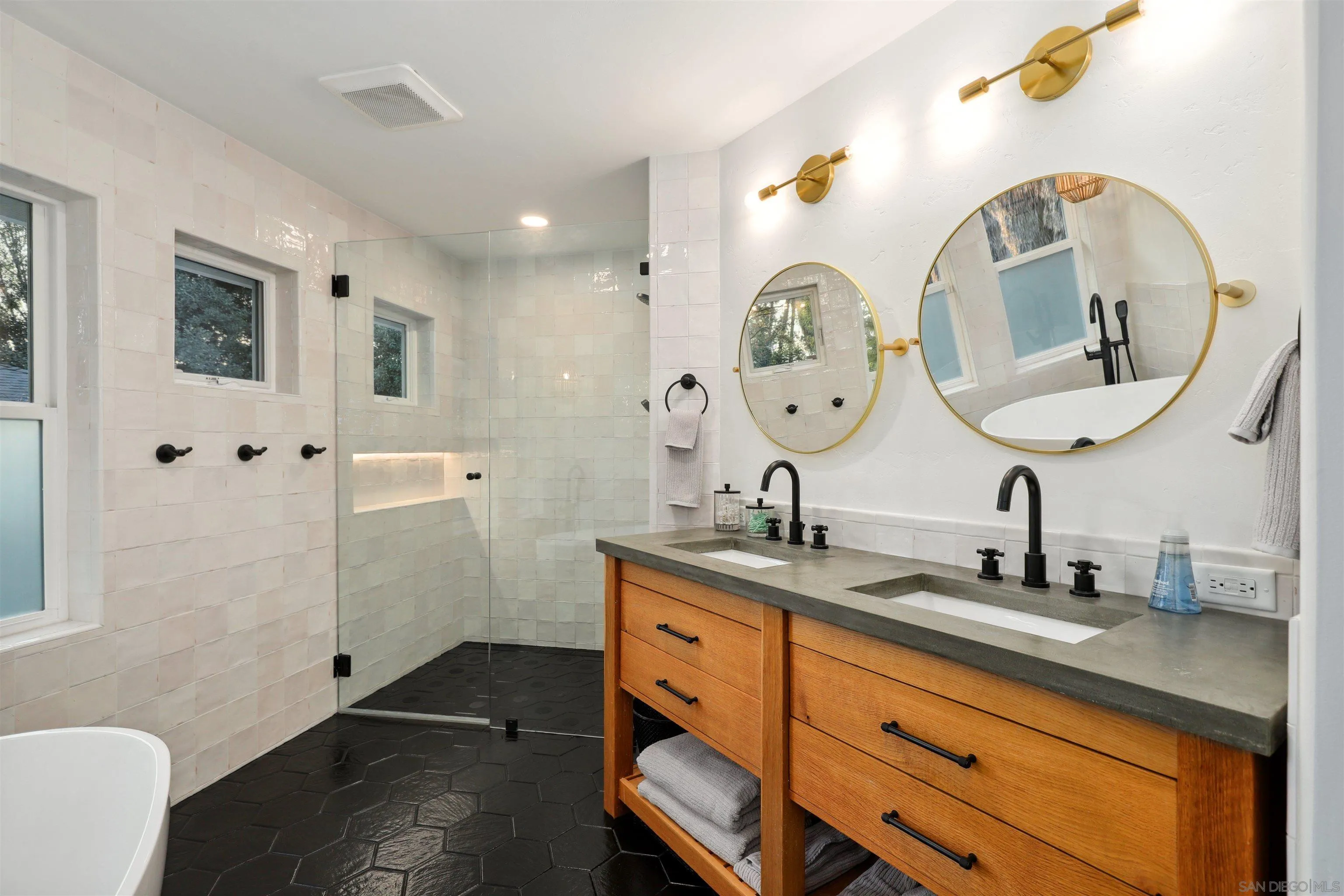 https://cdn.realtyfeed.com/cdn/127/260012081/22c06772836b4e2ae41eaae3d92cab47.webp