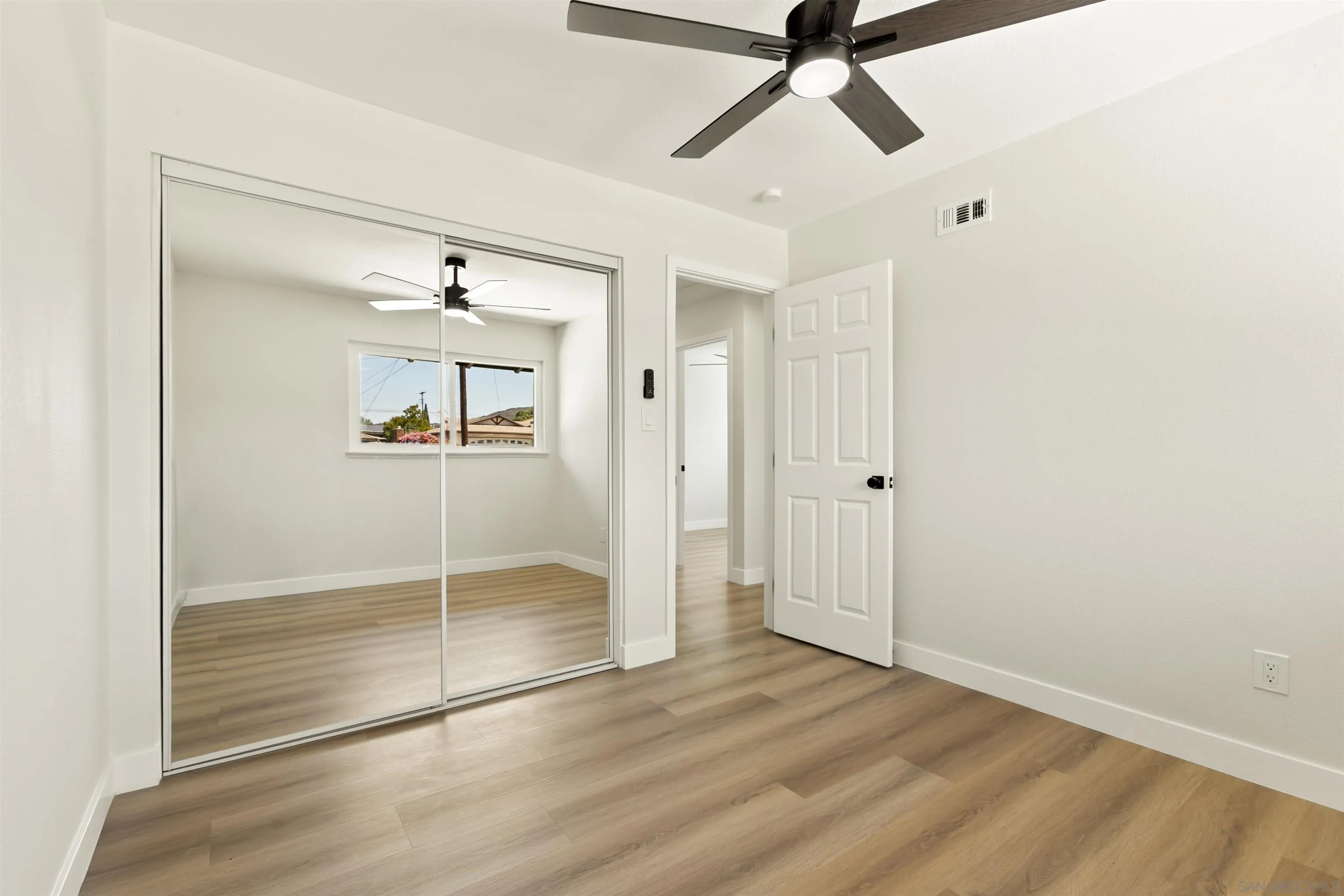 https://cdn.realtyfeed.com/cdn/127/260012104/c8f1fbeaf3af25332b4cb4f3bc0b709c.webp