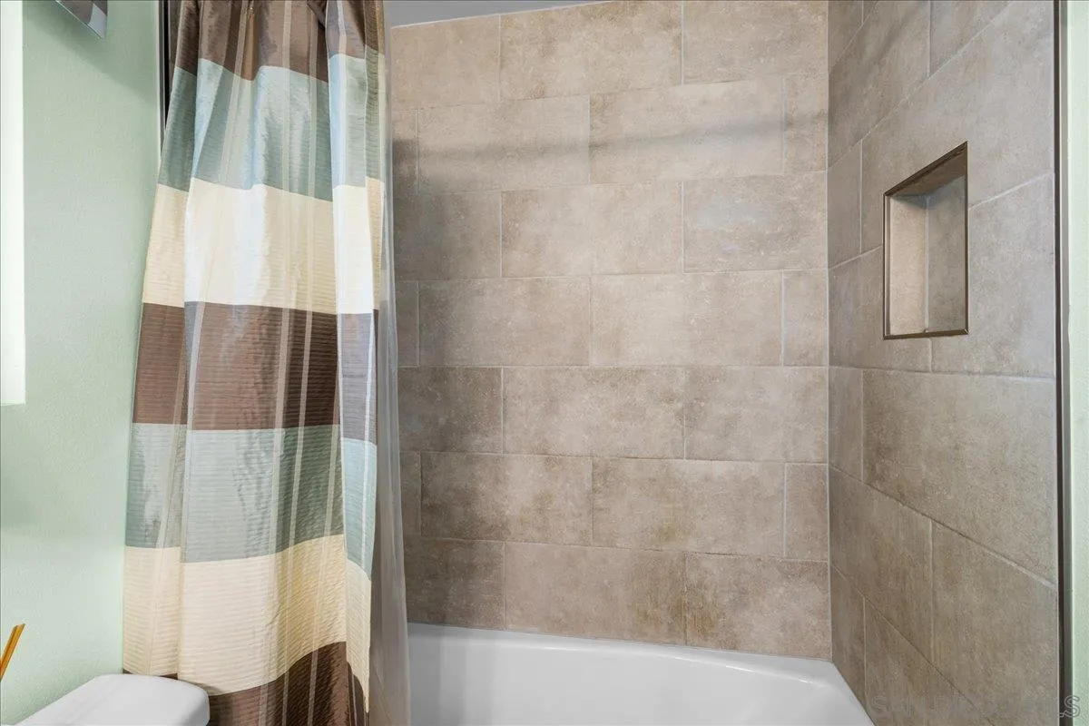 https://cdn.realtyfeed.com/cdn/127/260012119/cdf49e6ba97eb84e6fb04fc68e884b24.webp