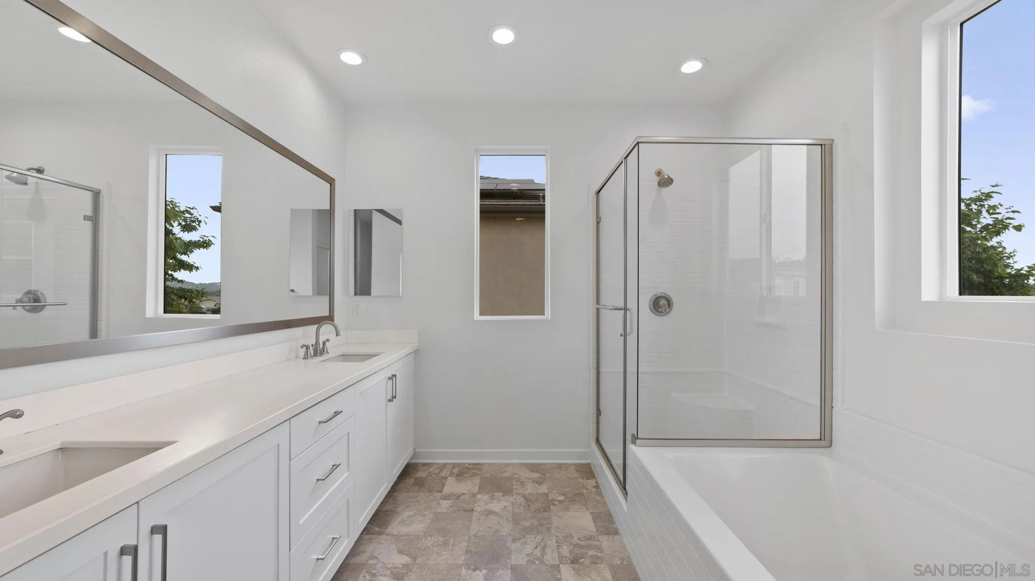 https://cdn.realtyfeed.com/cdn/127/260012121/8dbcfb76536c6dcb9756bd5b58f5bfa8.webp
