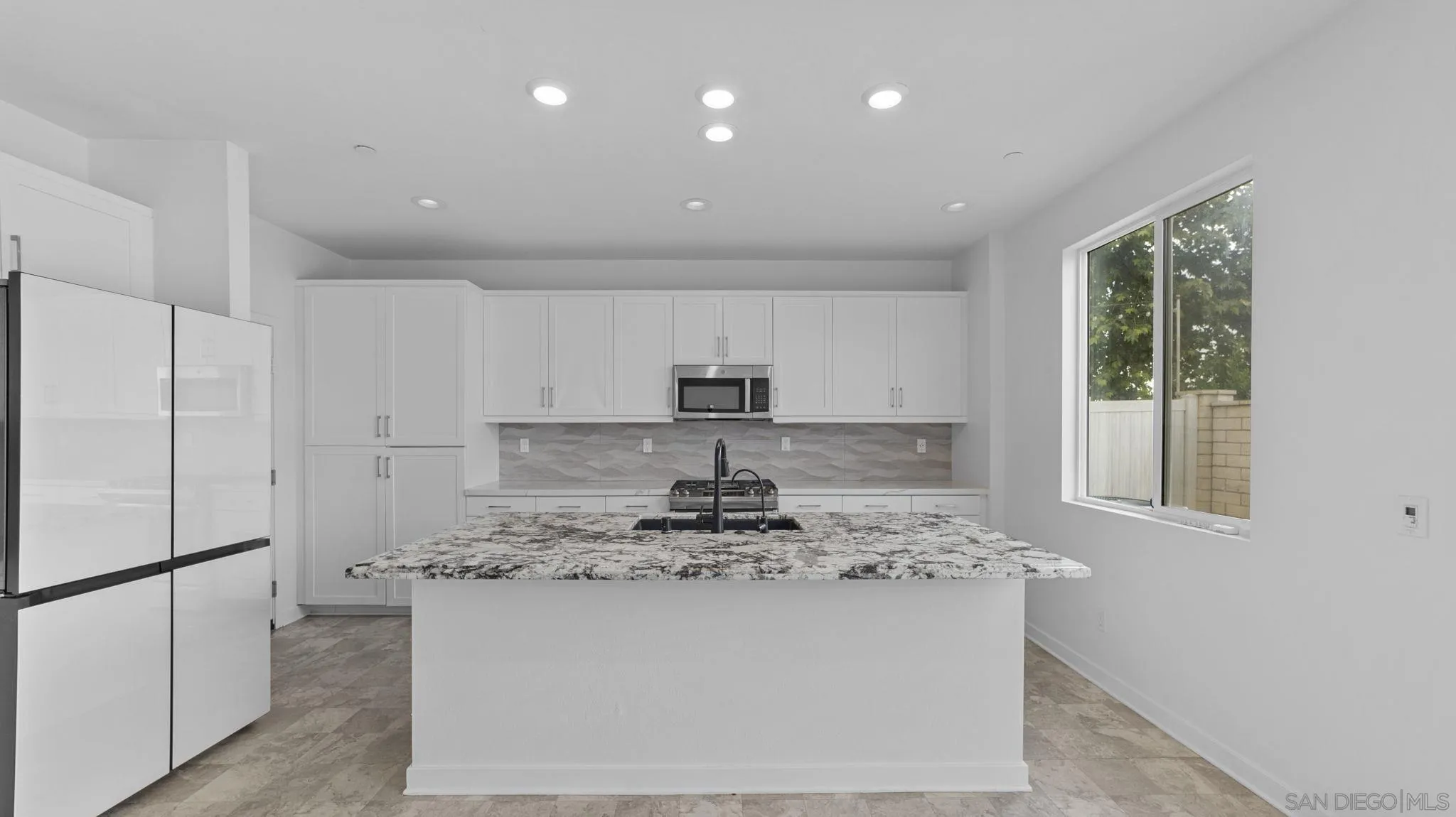 https://cdn.realtyfeed.com/cdn/127/260012121/976d3ba57ac60d993a68b0c05897bd34.webp
