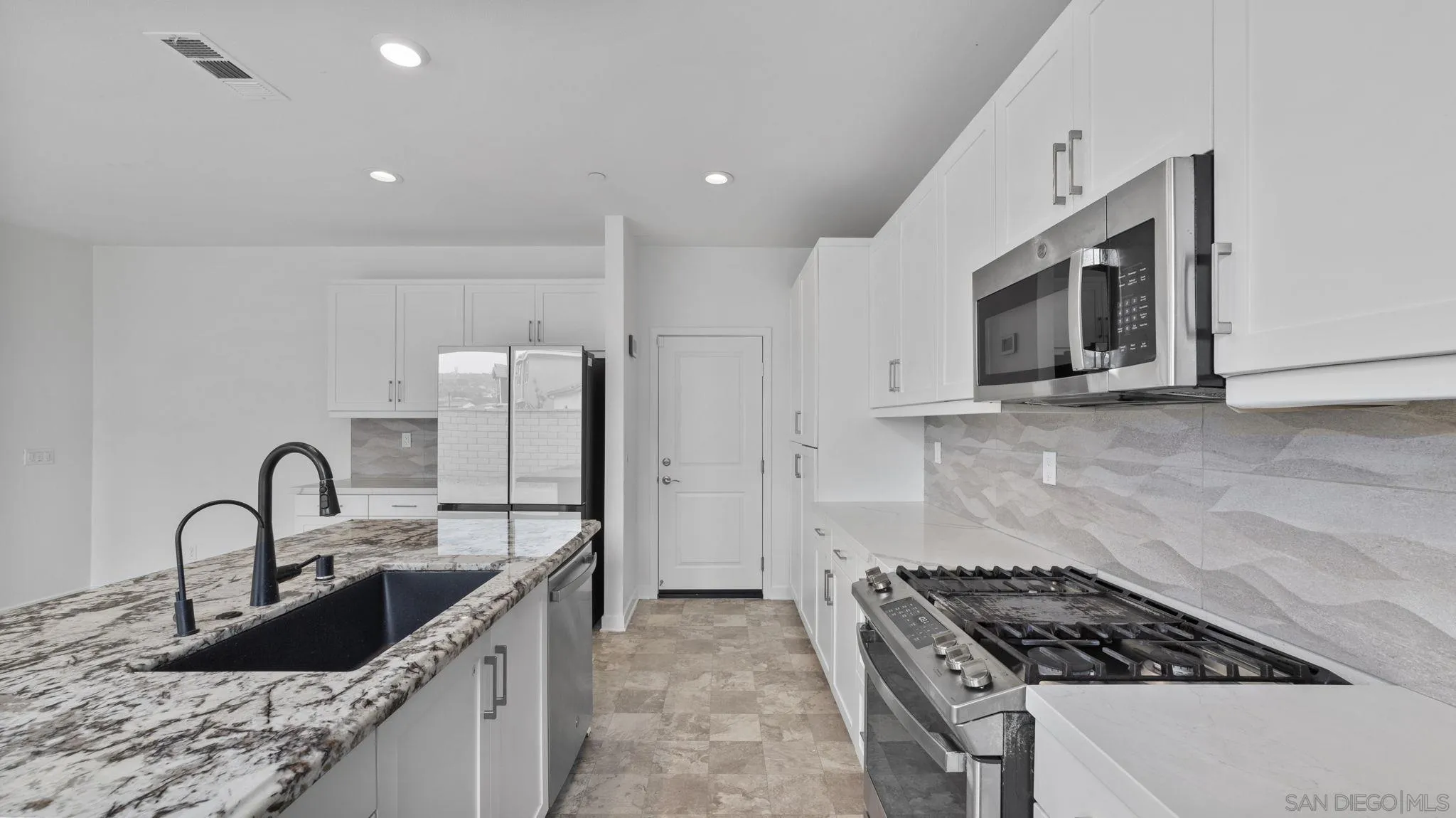 https://cdn.realtyfeed.com/cdn/127/260012121/97f324e5d7a31768ba43d19e05af944b.webp