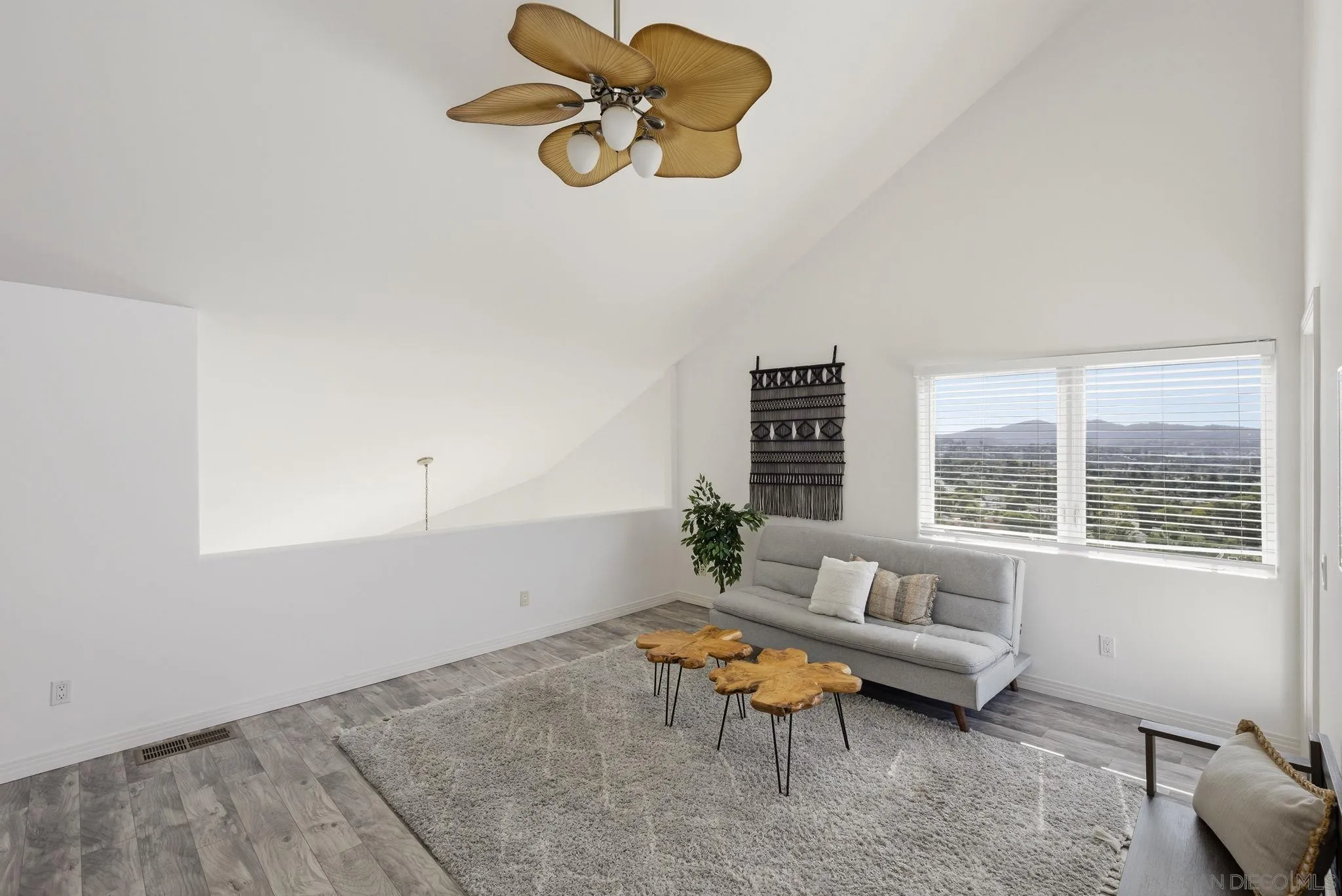 https://cdn.realtyfeed.com/cdn/127/260012131/34e9f8e12a05e673532cee9133c38362.webp