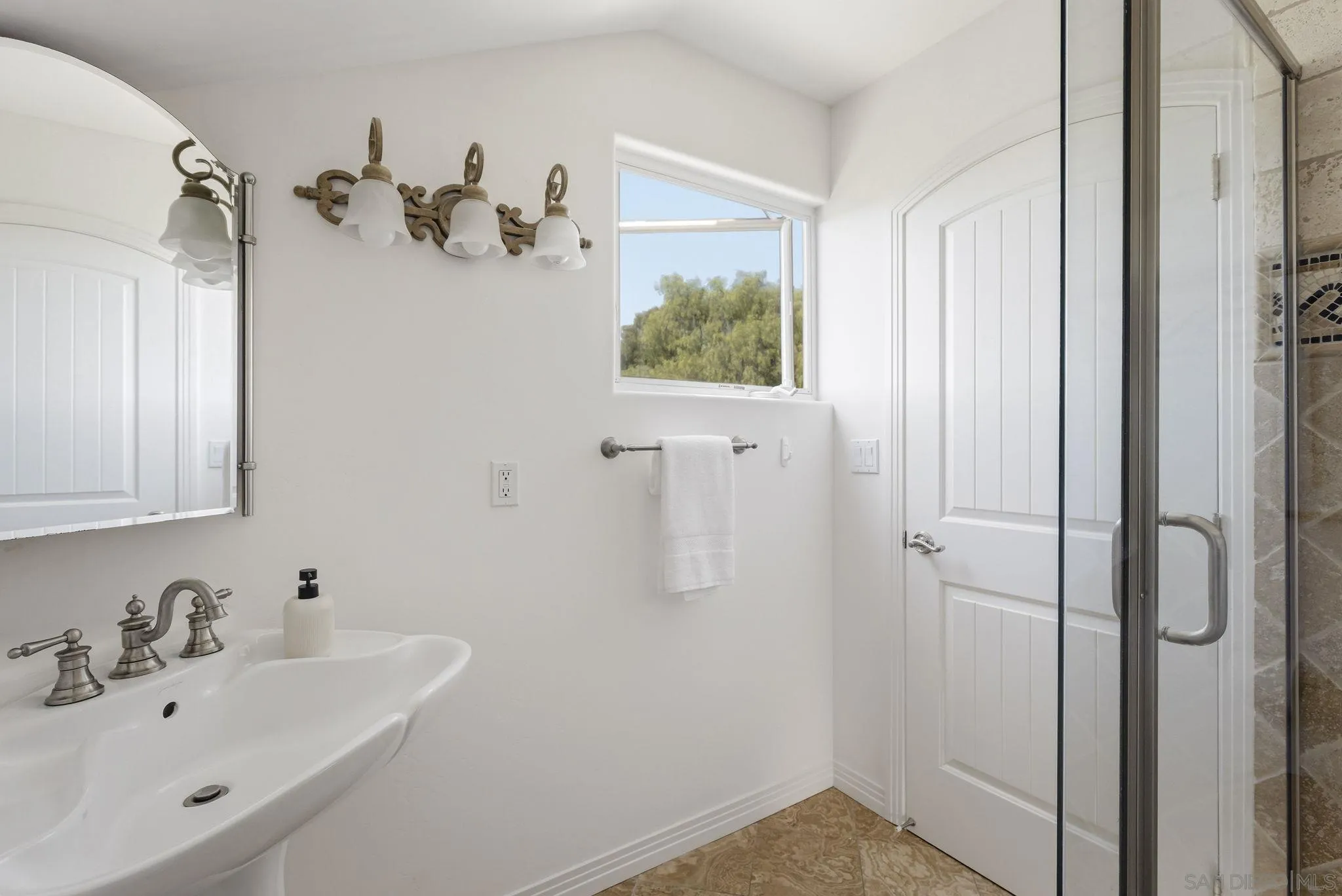 https://cdn.realtyfeed.com/cdn/127/260012131/949c5f5831f44d6042833ab65296b5b2.webp