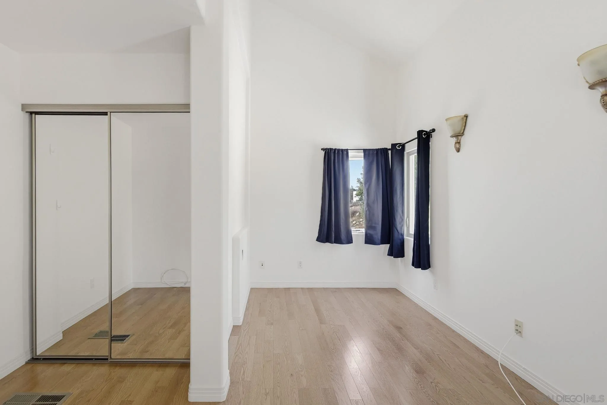 https://cdn.realtyfeed.com/cdn/127/260012131/d975a7cf623d387959e298e7df5b6108.webp