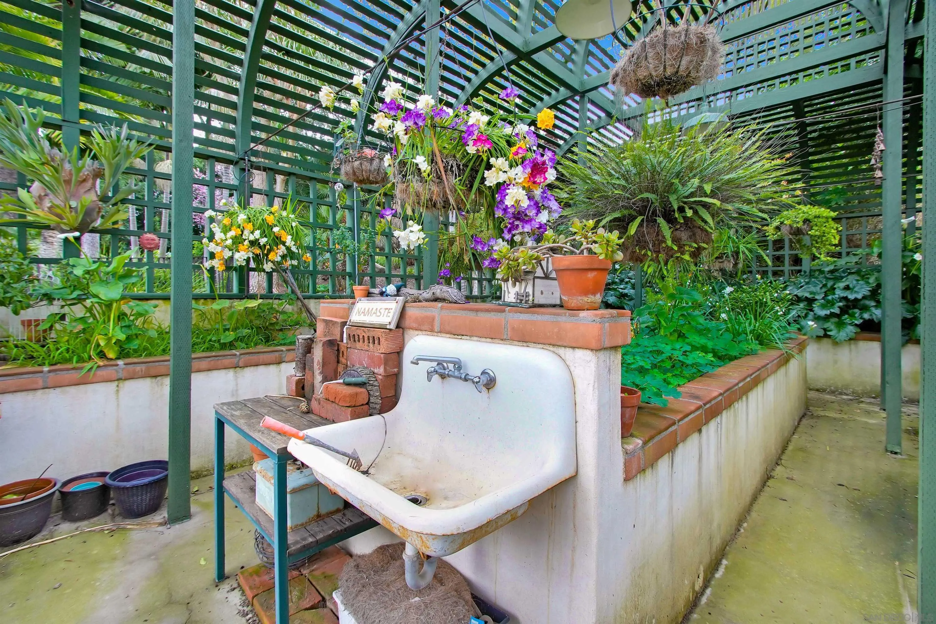 https://cdn.realtyfeed.com/cdn/127/260012132/c389e630f04441ee113757864bbfd8b6.webp
