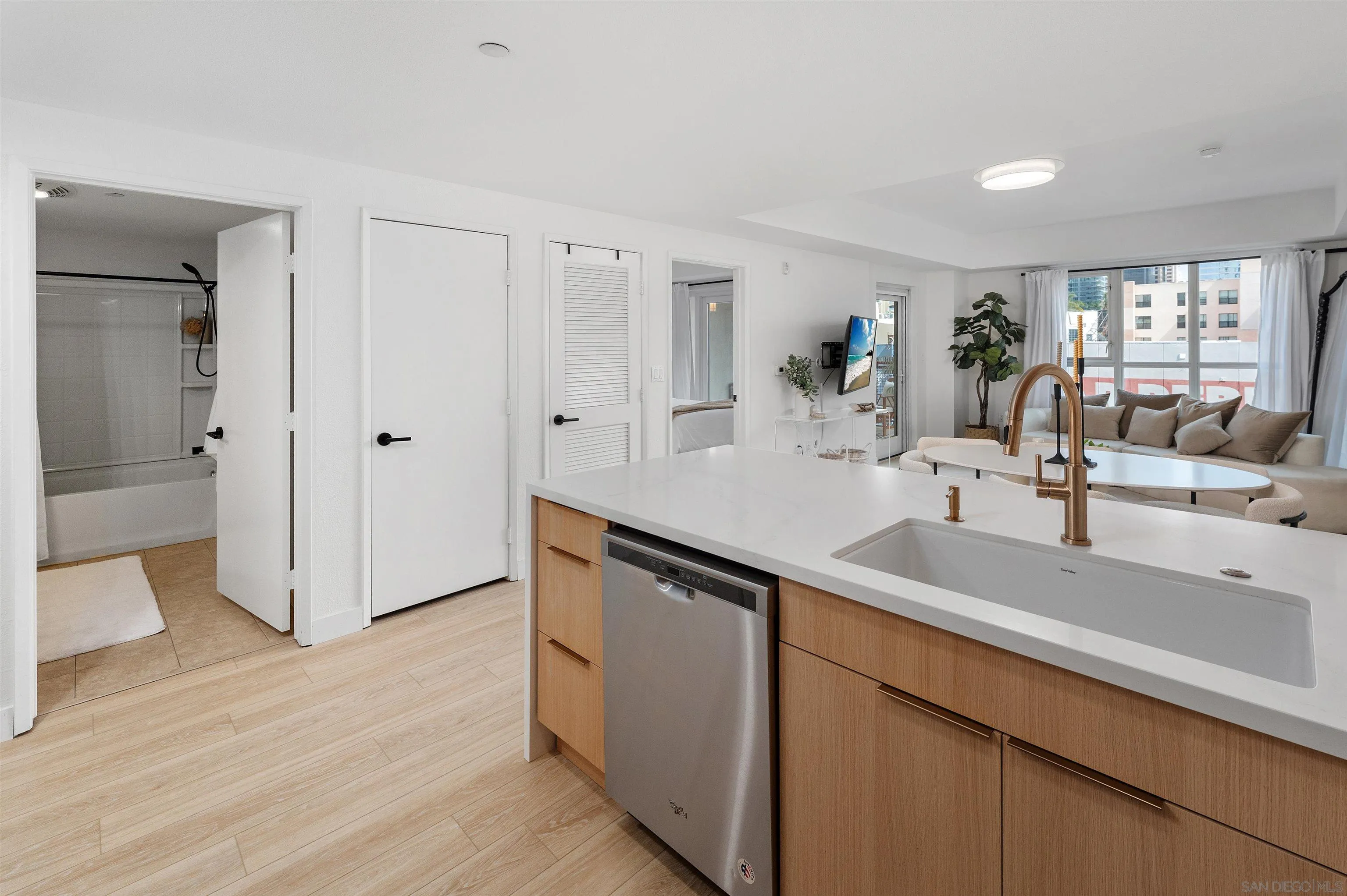 https://cdn.realtyfeed.com/cdn/127/260012149/bb44cbbab1ee457bfe0c691d962dfa93.webp
