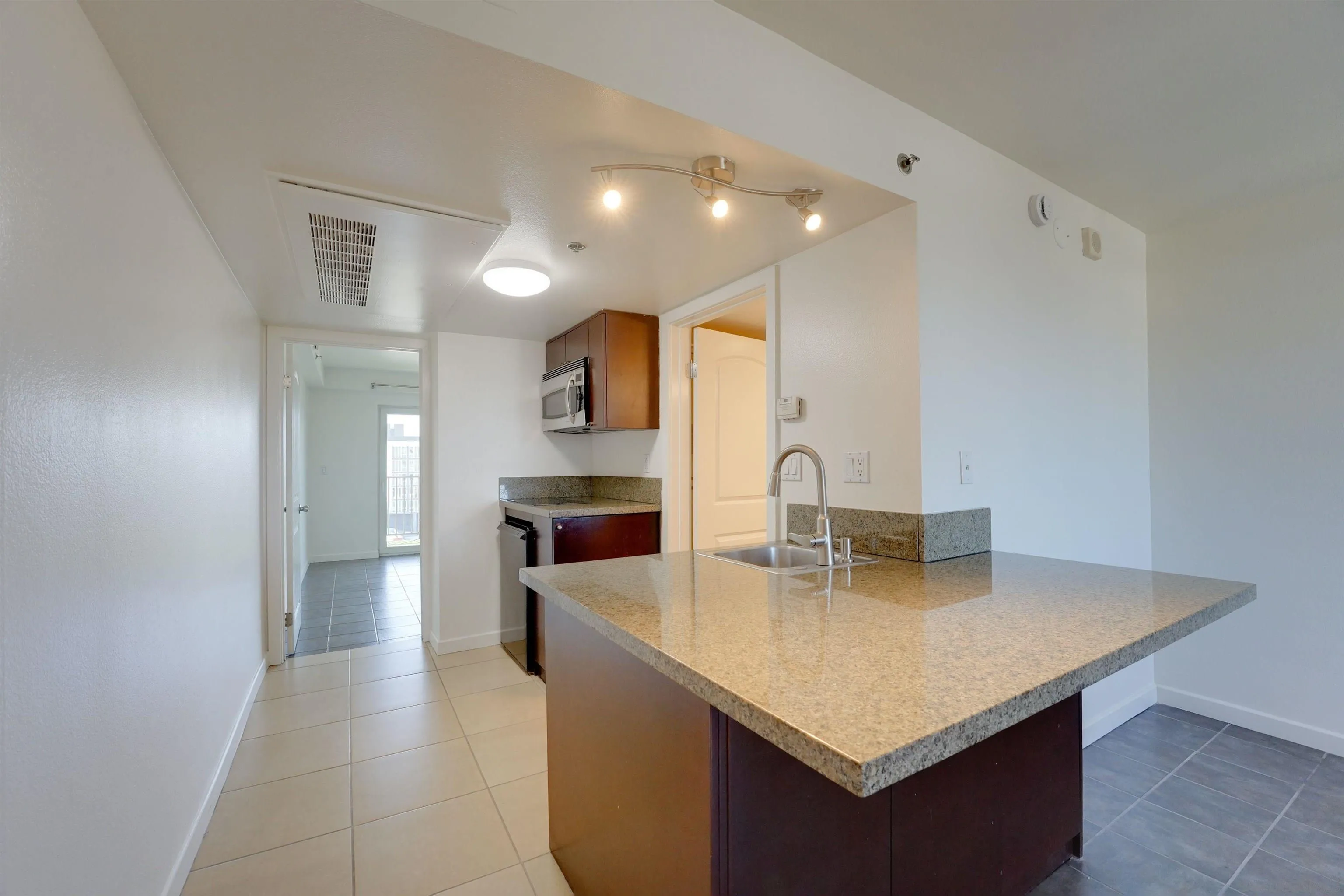 Photo #8: 260012156 Listing: Photo #8