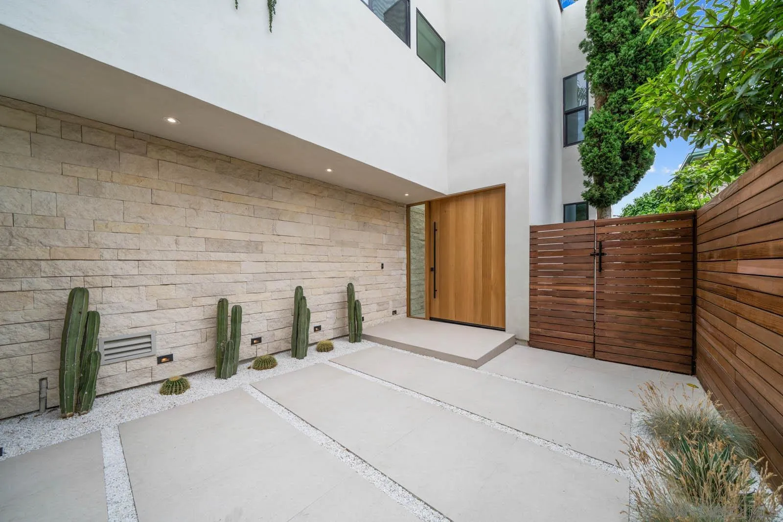 https://cdn.realtyfeed.com/cdn/127/260012187/7e57225b88f812eb2e4e9aced8a07636.webp