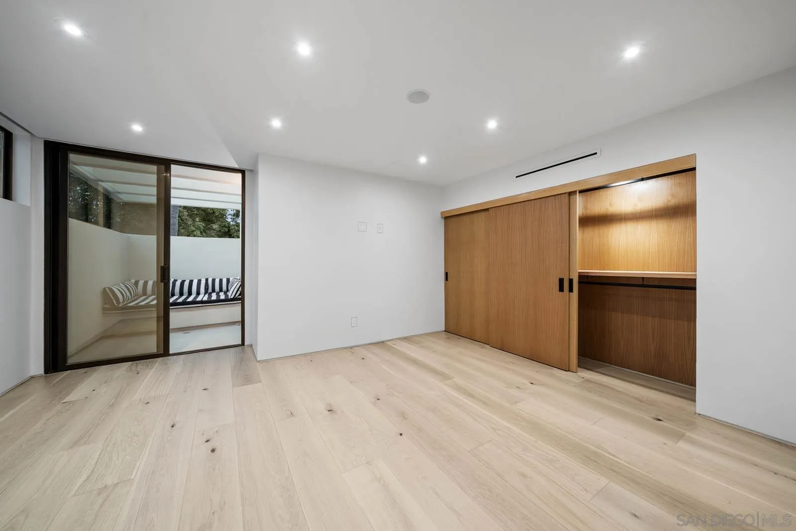 https://cdn.realtyfeed.com/cdn/127/260012187/ba0d0ac2ac012f9607a24069cdab4bfc.webp
