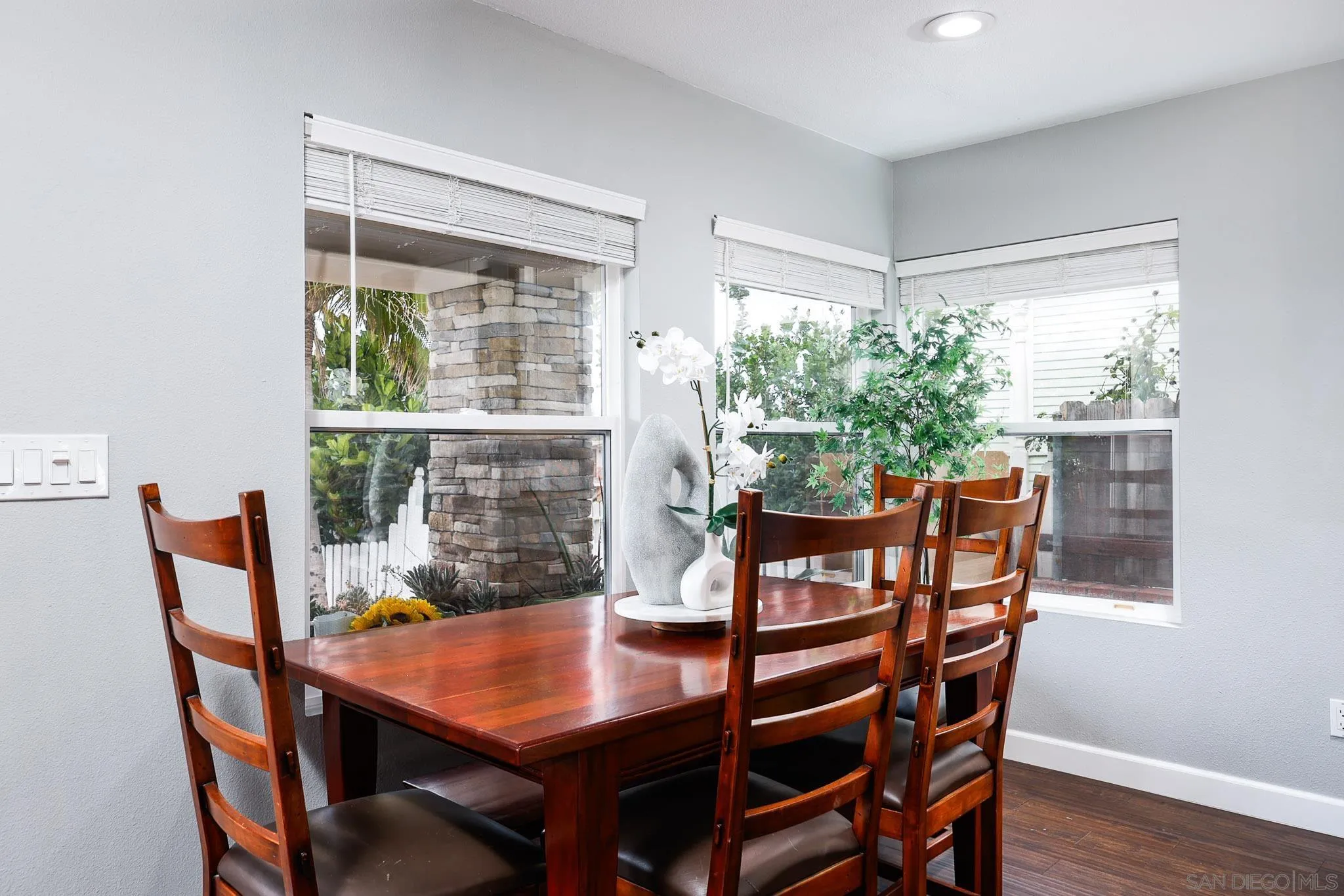 https://cdn.realtyfeed.com/cdn/127/260012189/f71da43d30ba4c8662869666f6e07e3d.webp