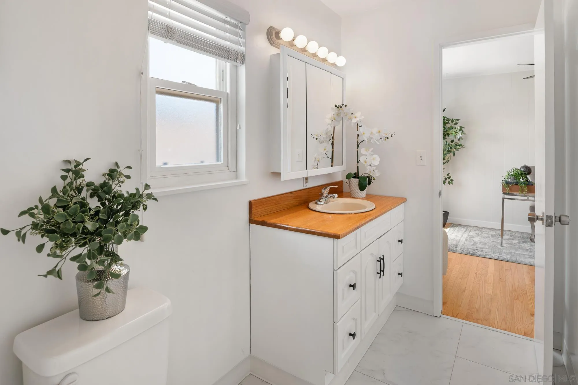 https://cdn.realtyfeed.com/cdn/127/260012192/389781389f2203cec8df38750f8a33fe.webp