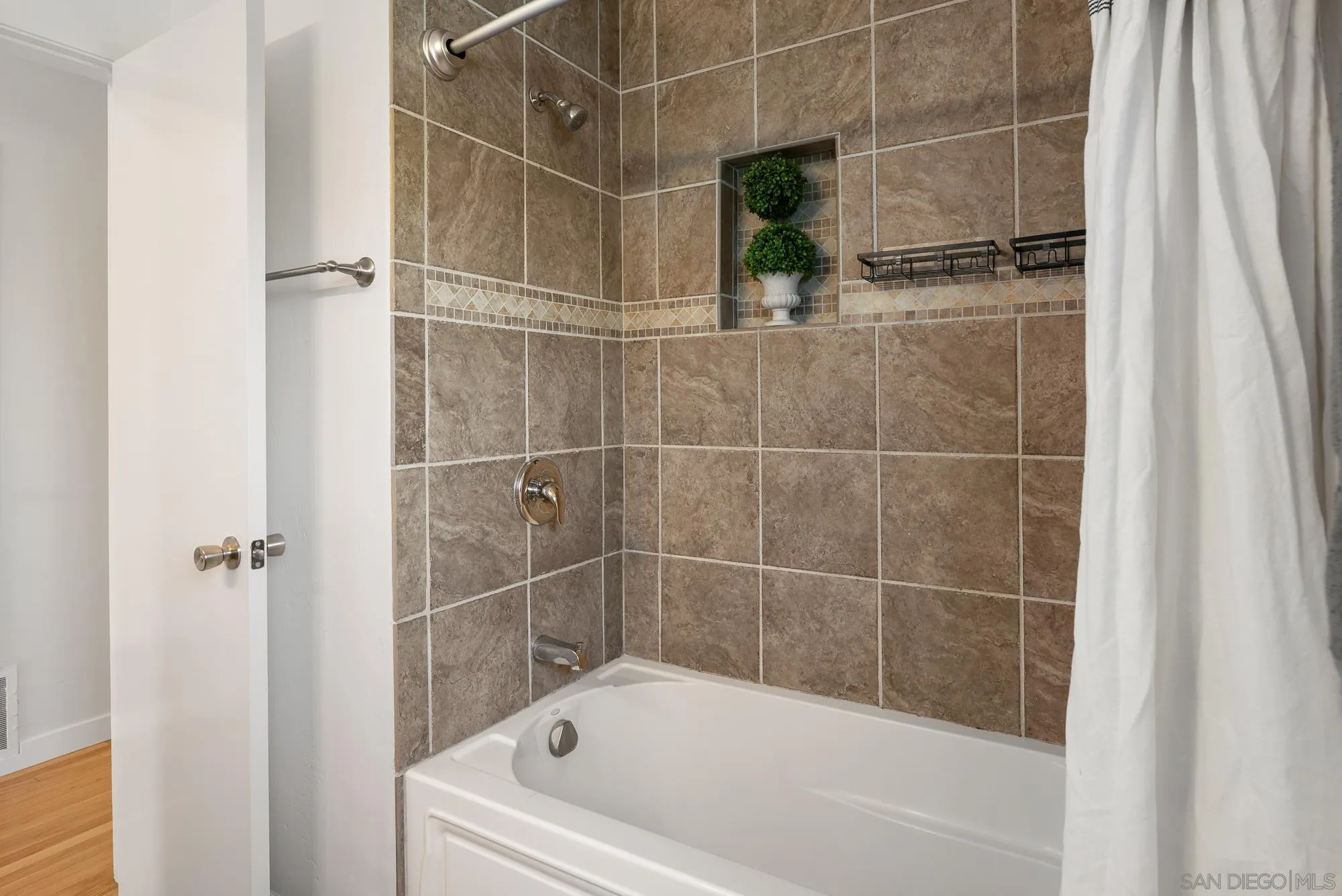 https://cdn.realtyfeed.com/cdn/127/260012192/409ff290b43dab363ac62a90c376d689.webp