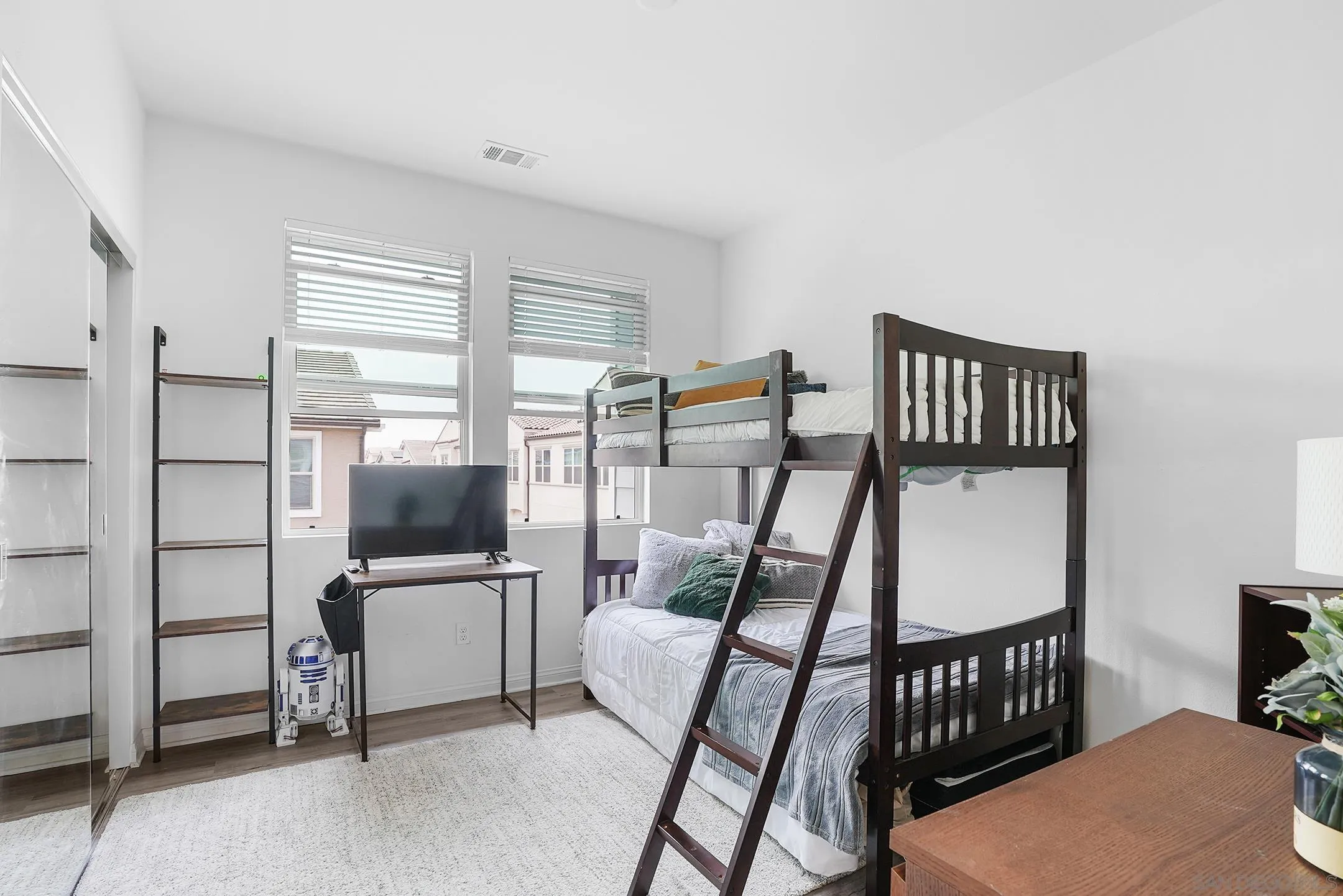 https://cdn.realtyfeed.com/cdn/127/260012193/6fb1a14405f48cb64a678dfda340f94f.webp