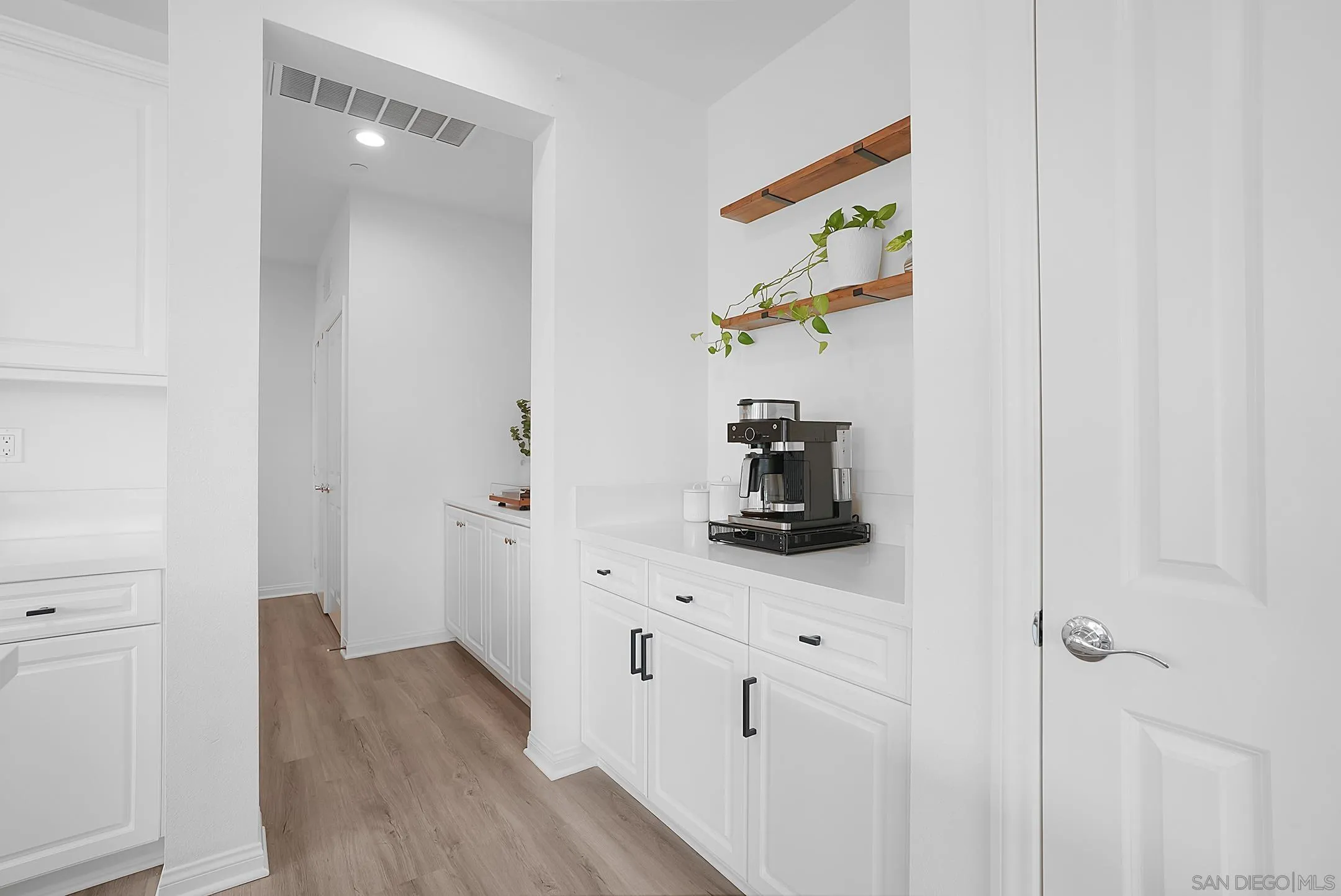 https://cdn.realtyfeed.com/cdn/127/260012193/affe6379645469a9ba10dfa6f03027d1.webp