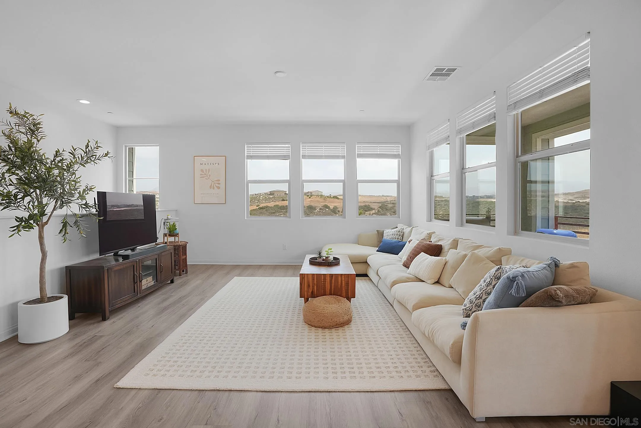 https://cdn.realtyfeed.com/cdn/127/260012193/f37e7665860ba4a714d41793e1ca2cda.webp