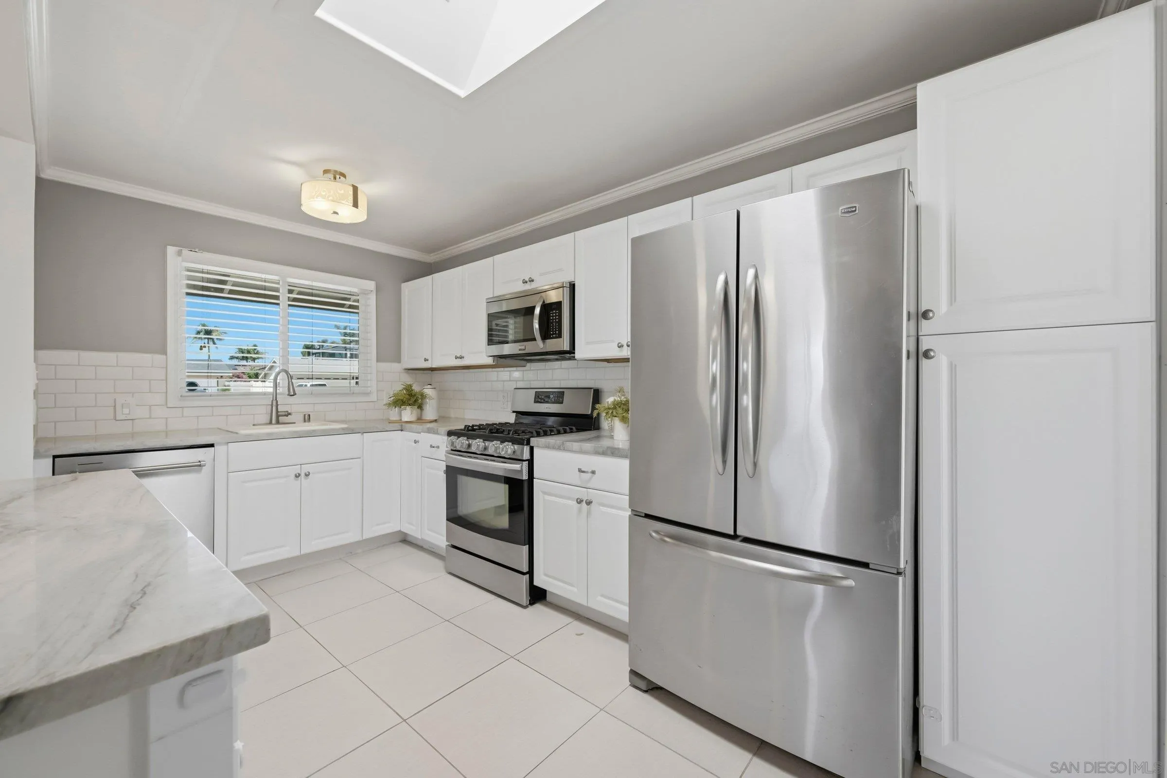 https://cdn.realtyfeed.com/cdn/127/260012197/09ff1deb713acb56fc9897d0dceb0035.webp