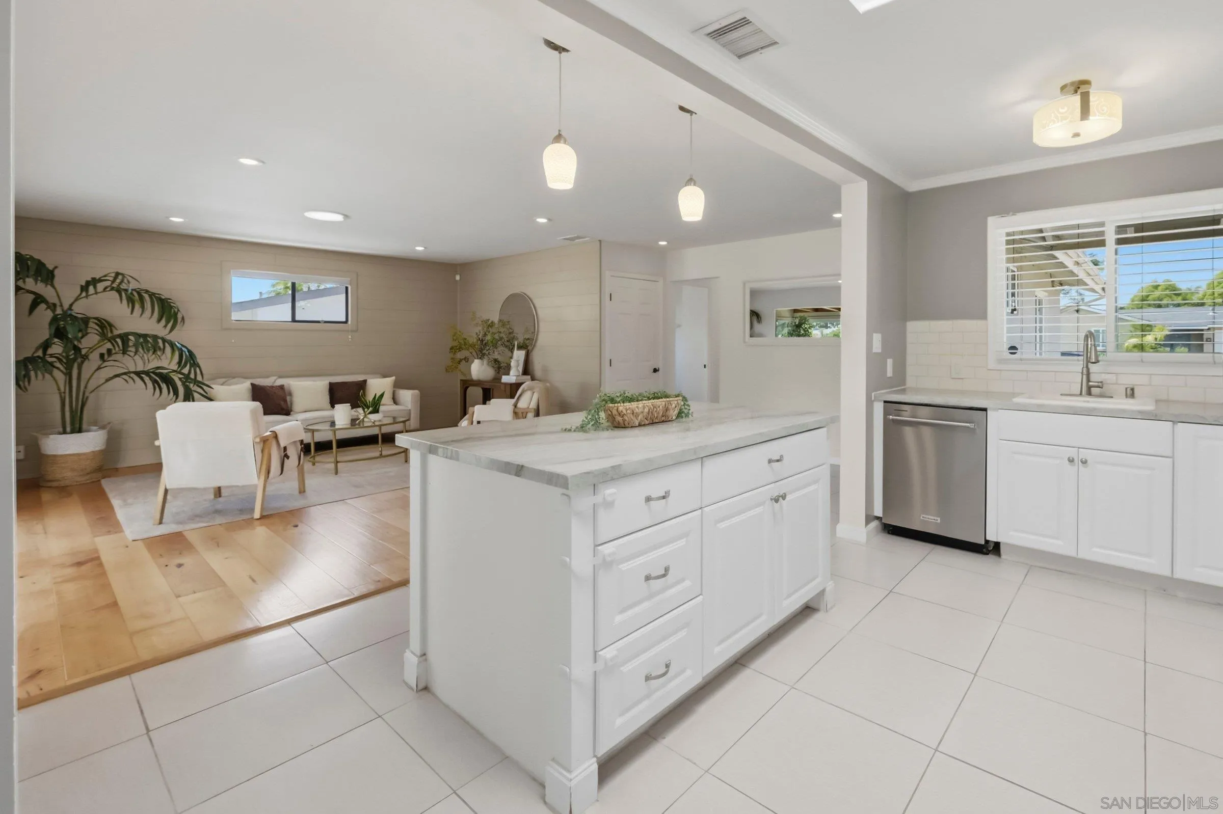 https://cdn.realtyfeed.com/cdn/127/260012197/94e52fdbfa9f98663d67c47a42c99df5.webp