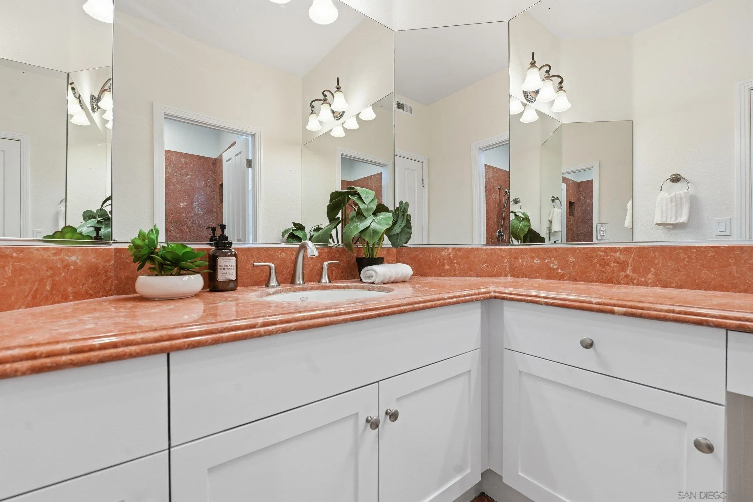 https://cdn.realtyfeed.com/cdn/127/2600122/baa725e8fb0abe231614782be9540f57.webp