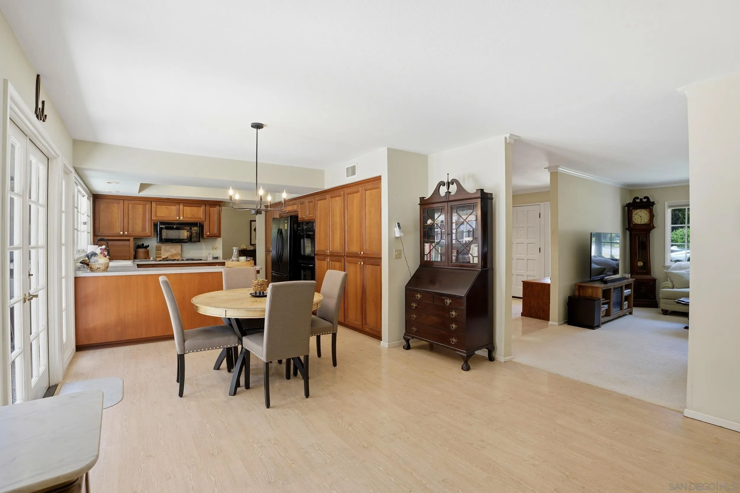 https://cdn.realtyfeed.com/cdn/127/260012205/2367adb0d1912e52f27bae23cfbbc64c.webp