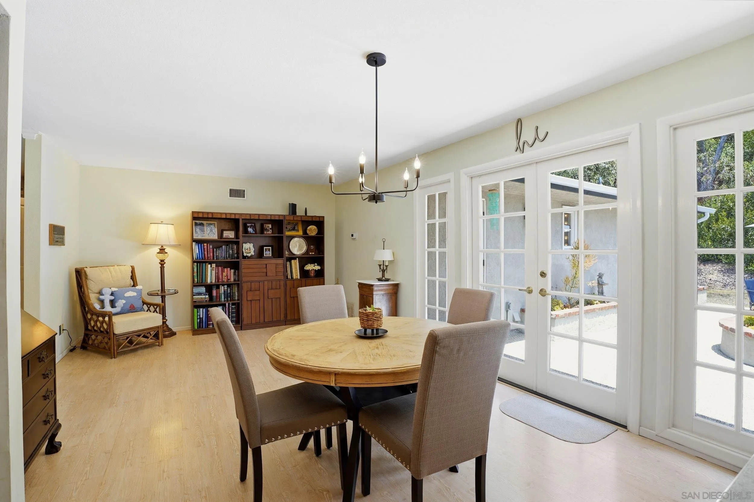 https://cdn.realtyfeed.com/cdn/127/260012205/83011f9b9bb1cc2c2a965cbd83c61af5.webp